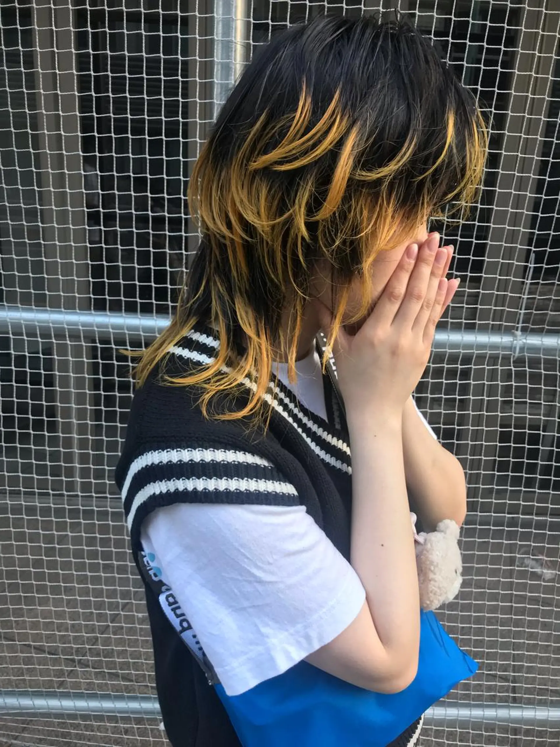 ミディアム カラー メッシュ イエローカラー レイヤーカット ウルフカット ウルフレイヤー ホワイト&レイヤーカ ットエクステ長畠俊輔のヘアスタイル