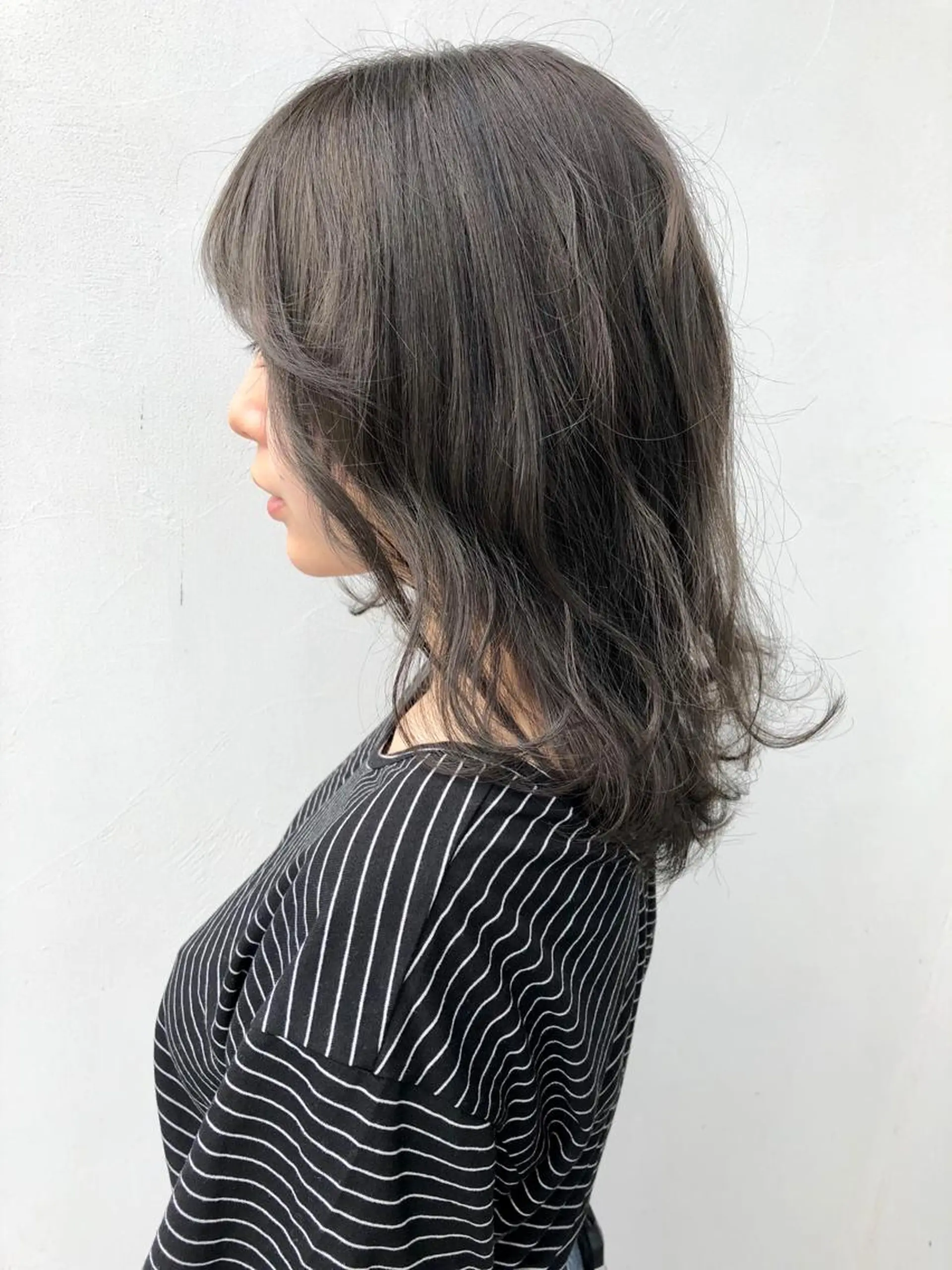 ミディアム カラー アッシュ アッシュグレー 透明感カラー カット ヘアカラー パーマ 岩田 萌那のヘアスタイル