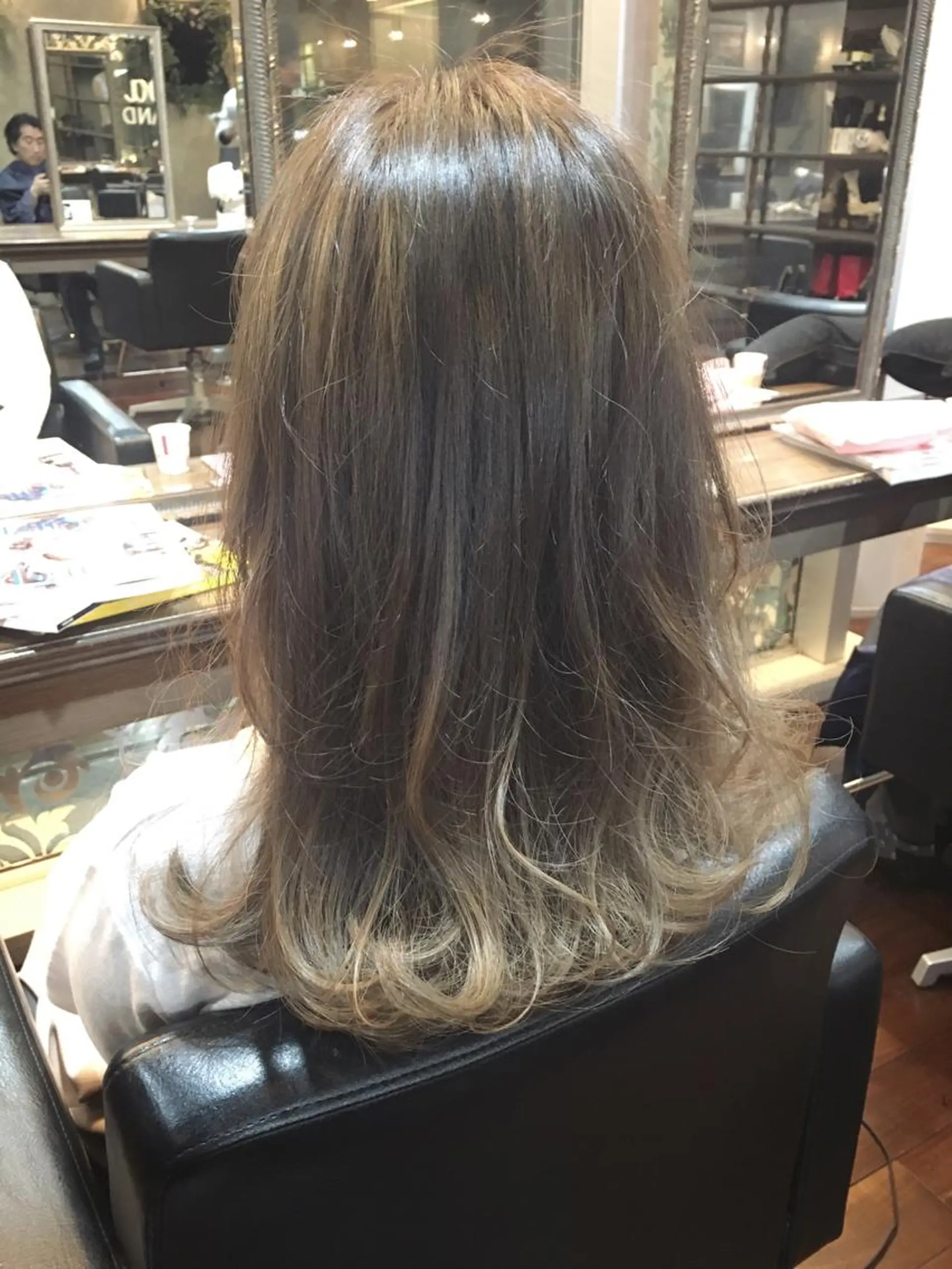 ミディアム カラー グラデーションカラー ハイライトカラー ハイライト 吉本 yoshimotoのヘアスタイル