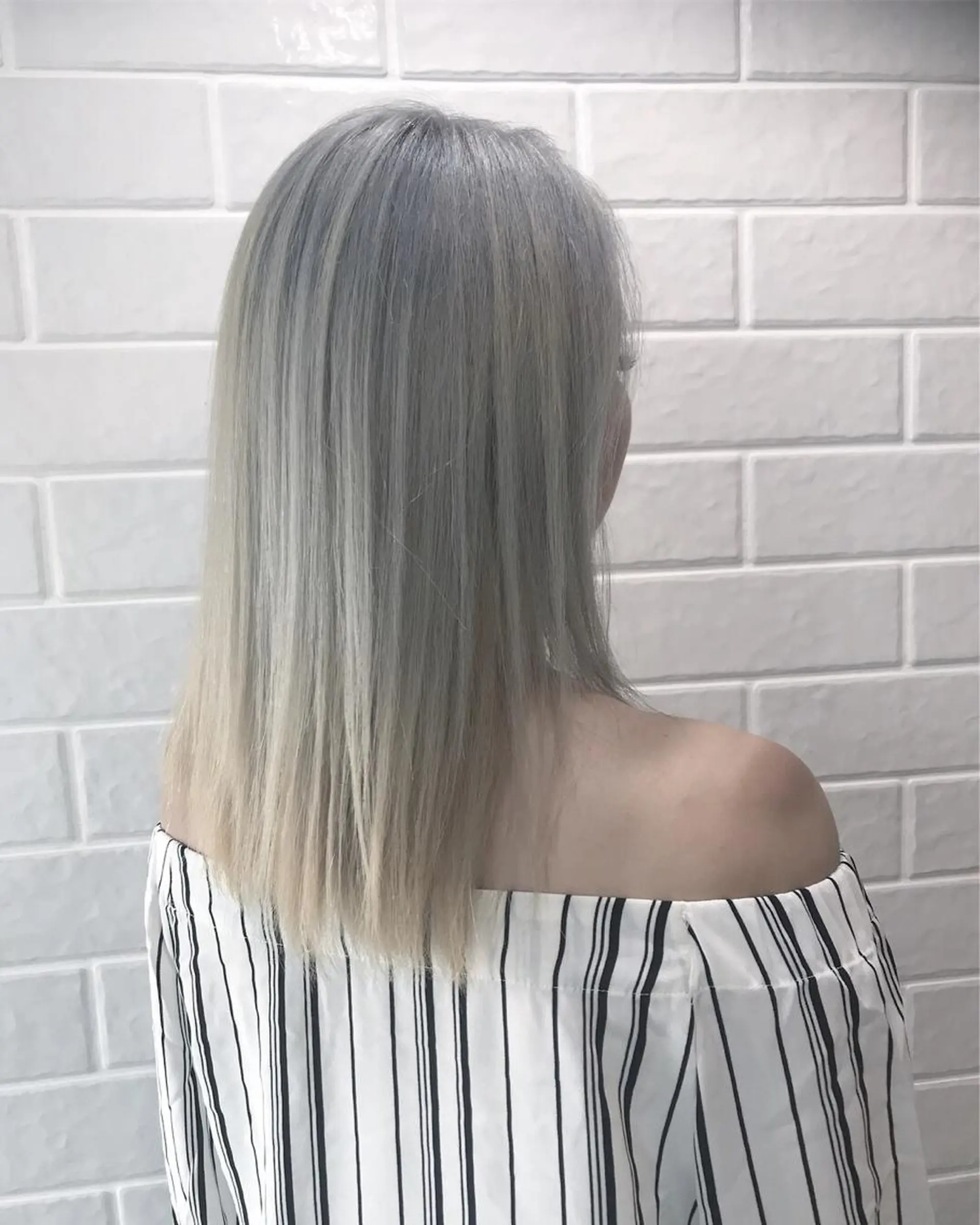 セミロング アッシュ en Siena エンシエナのヘアスタイル