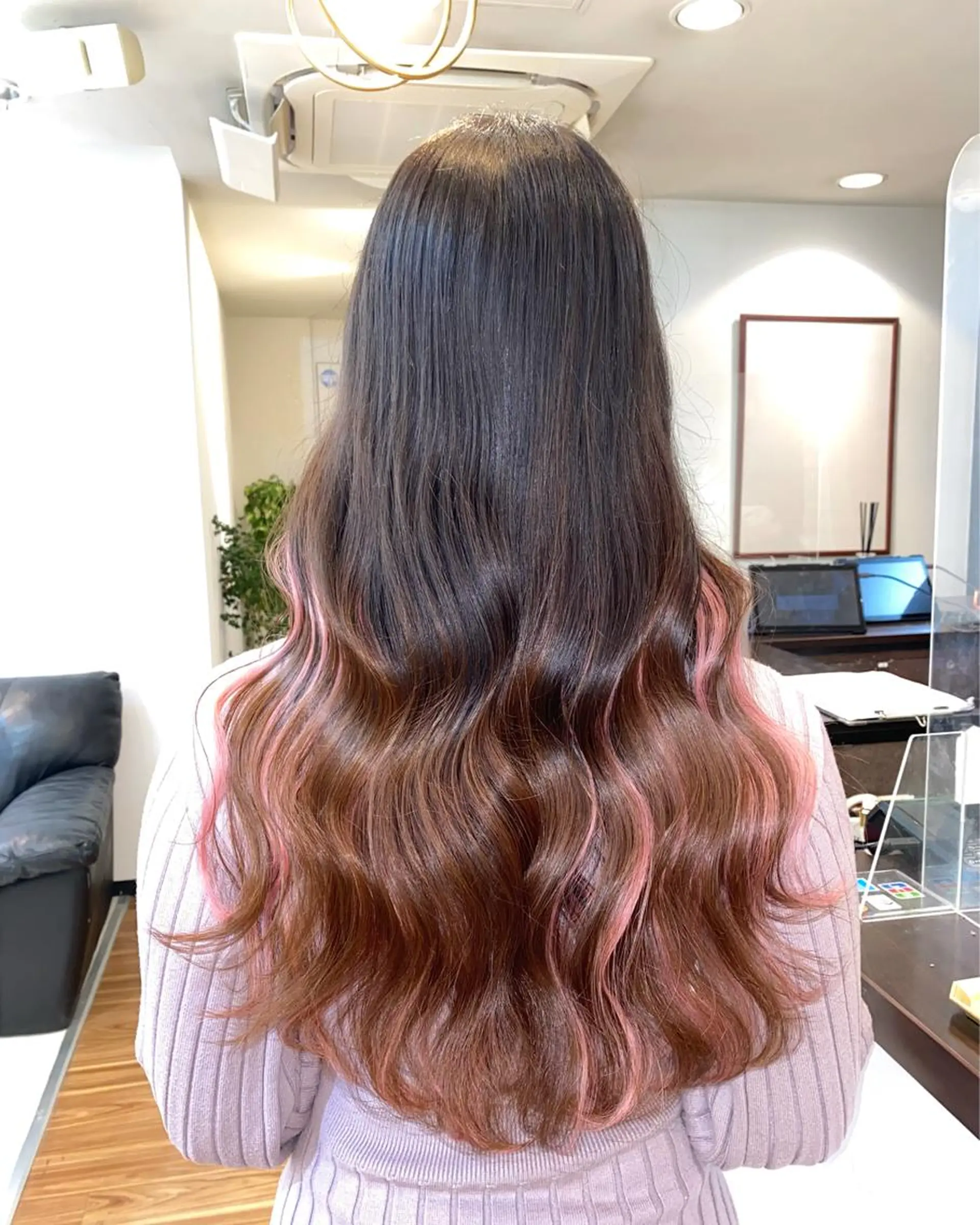 ロング カラー ブリーチ メッシュ ピンクカラー 色ムラ修正の神様 新宿ハイトーンかすみのヘアスタイル