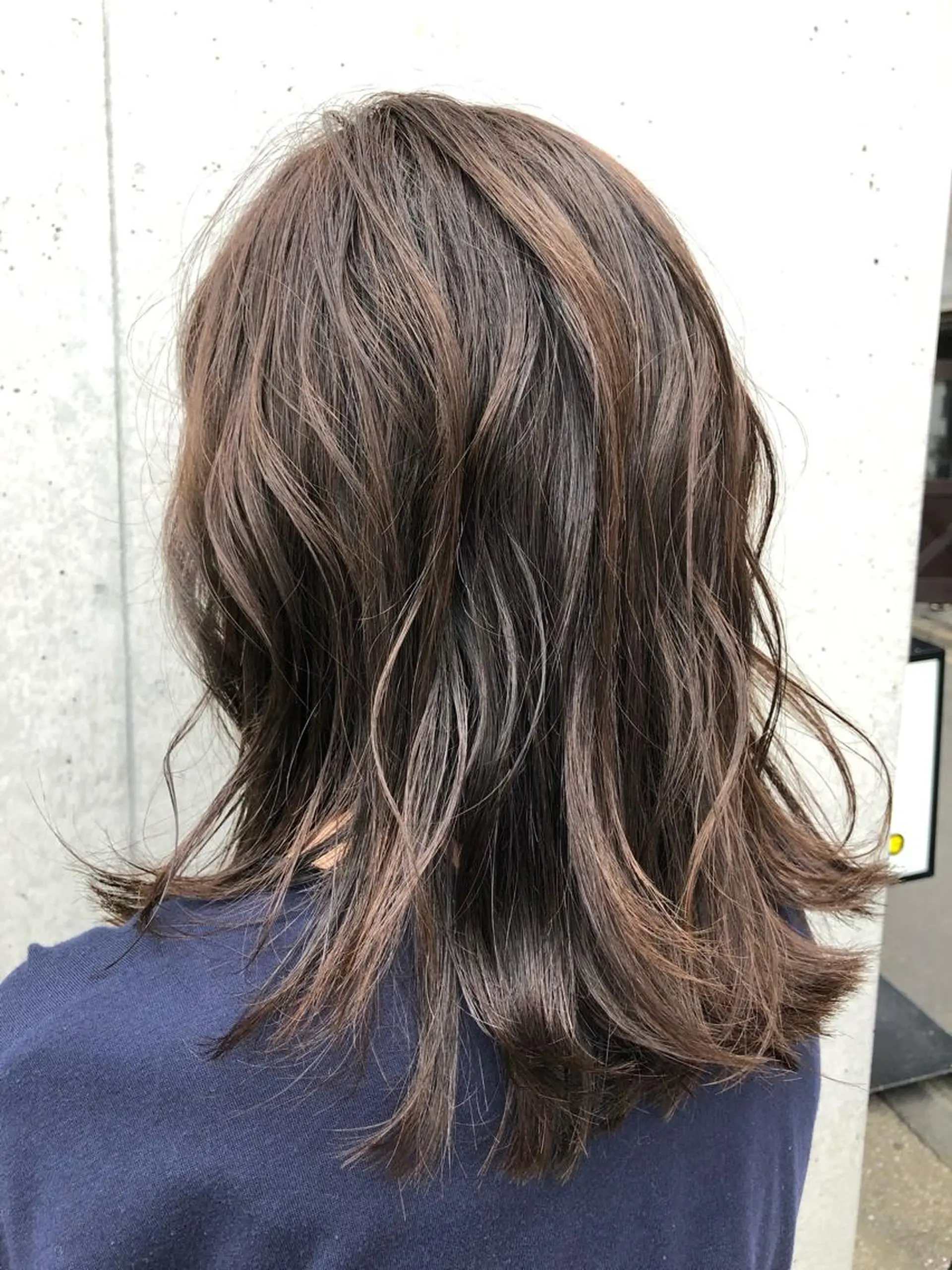 セミロング カラー アッシュ アッシュグレー アッシュグレージュ グレージュ 切りっぱなしロブ くまがい みゆ【edge.】のヘアスタイル