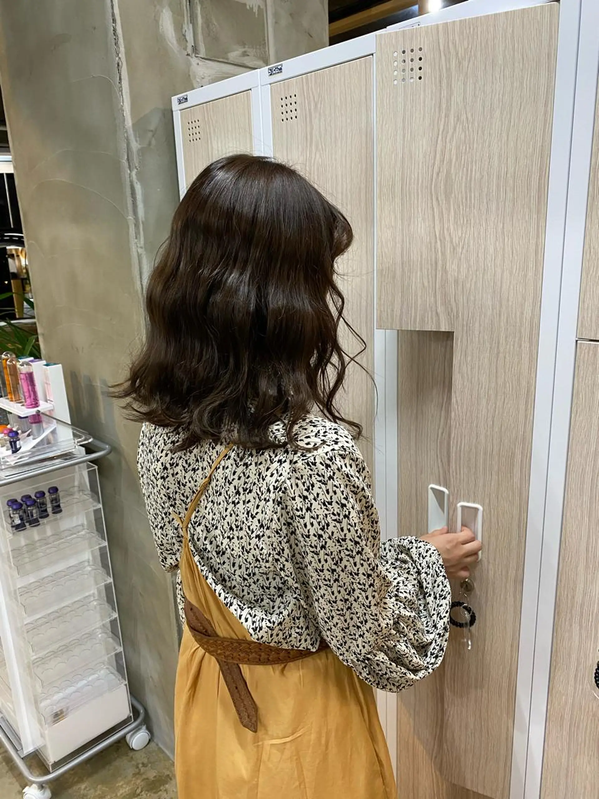 ミディアム 茜璃/ブリーチカラー /レイヤーカットのヘアスタイル