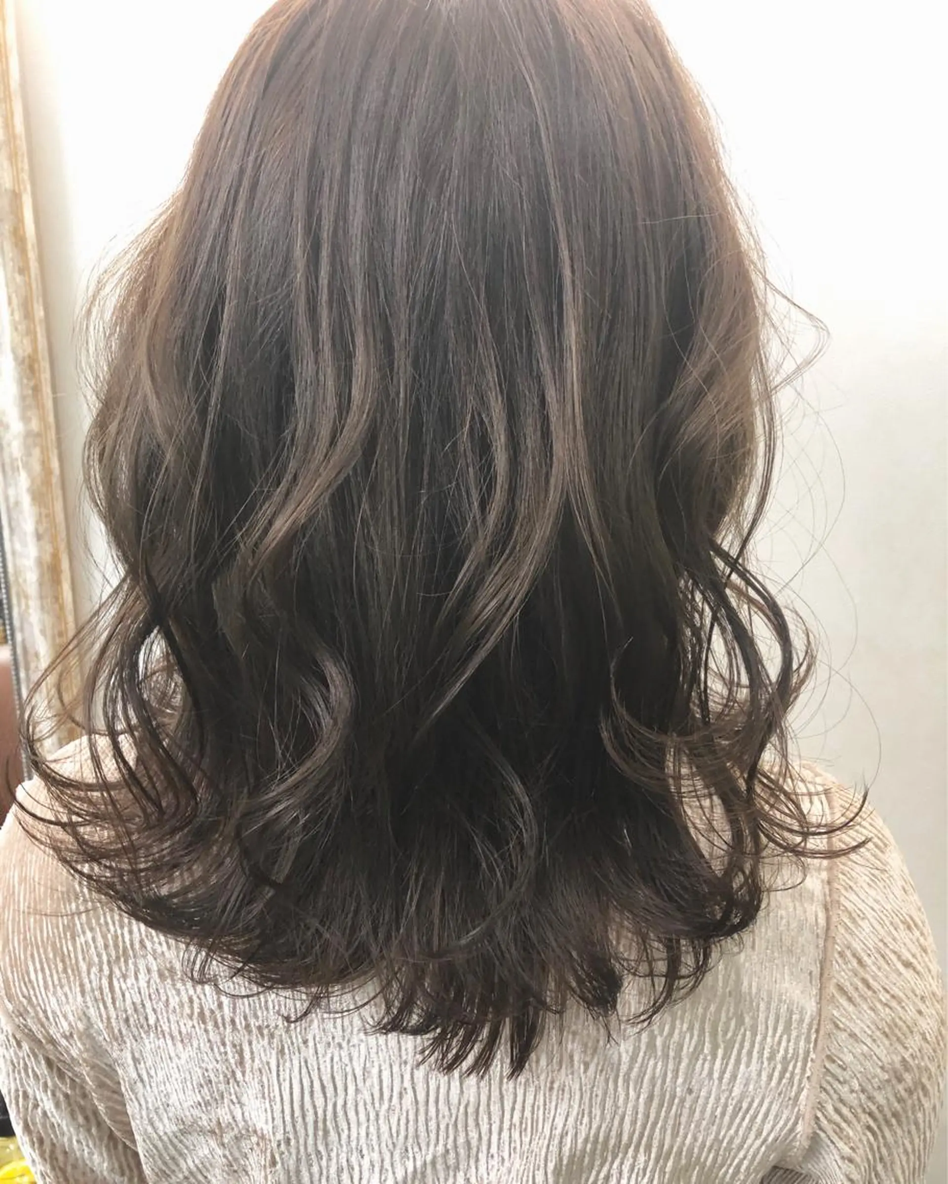 ミディアム カラー グレージュ TOWA 野村　コウダイのヘアスタイル