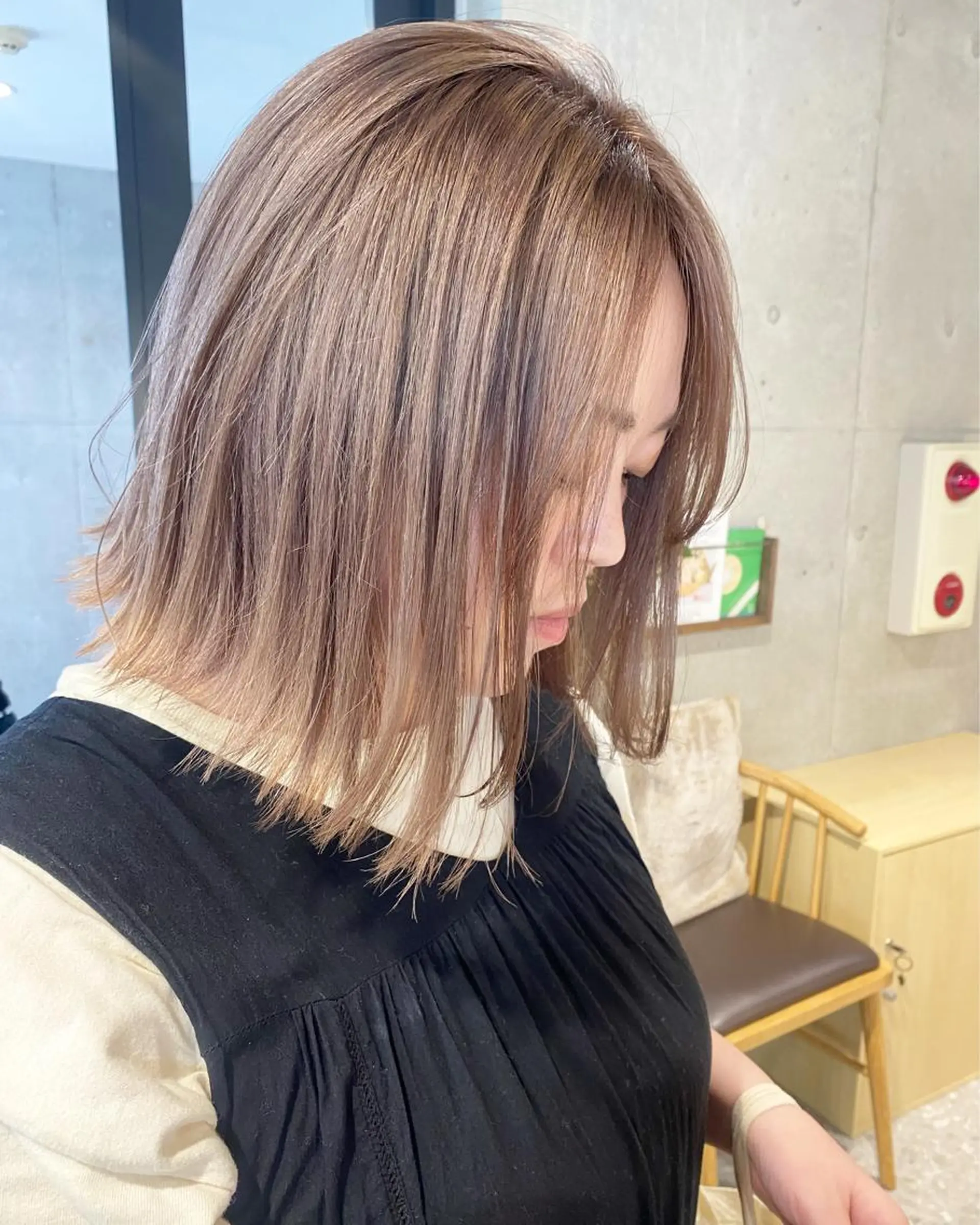 ミディアム カラー ベージュカラー ブリーチ ヘアカラー トリートメント ブリーチカラーレイヤ ーカット🦋annaのヘアスタイル