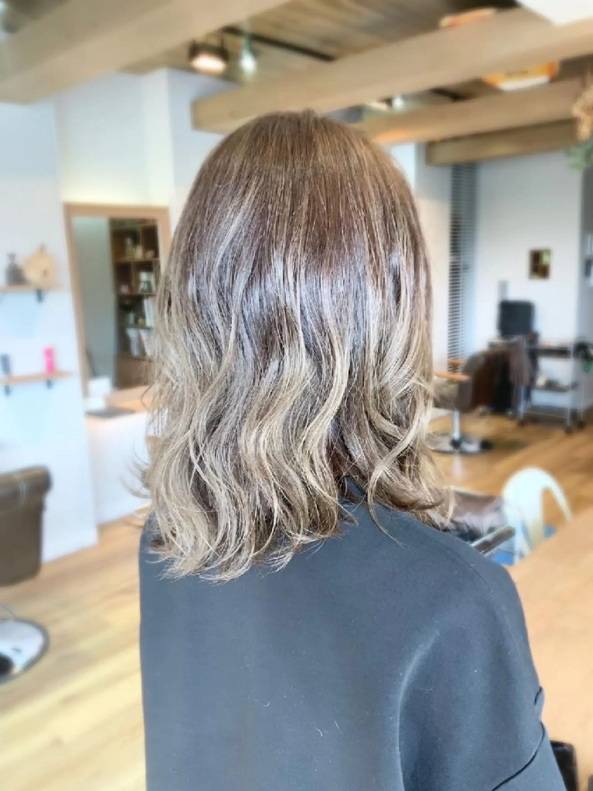 カラー アッシュ アッシュグレー アッシュグレージュ ブリーチ グレージュ ヘアカラー トリートメント 堀 望美のヘアスタイル