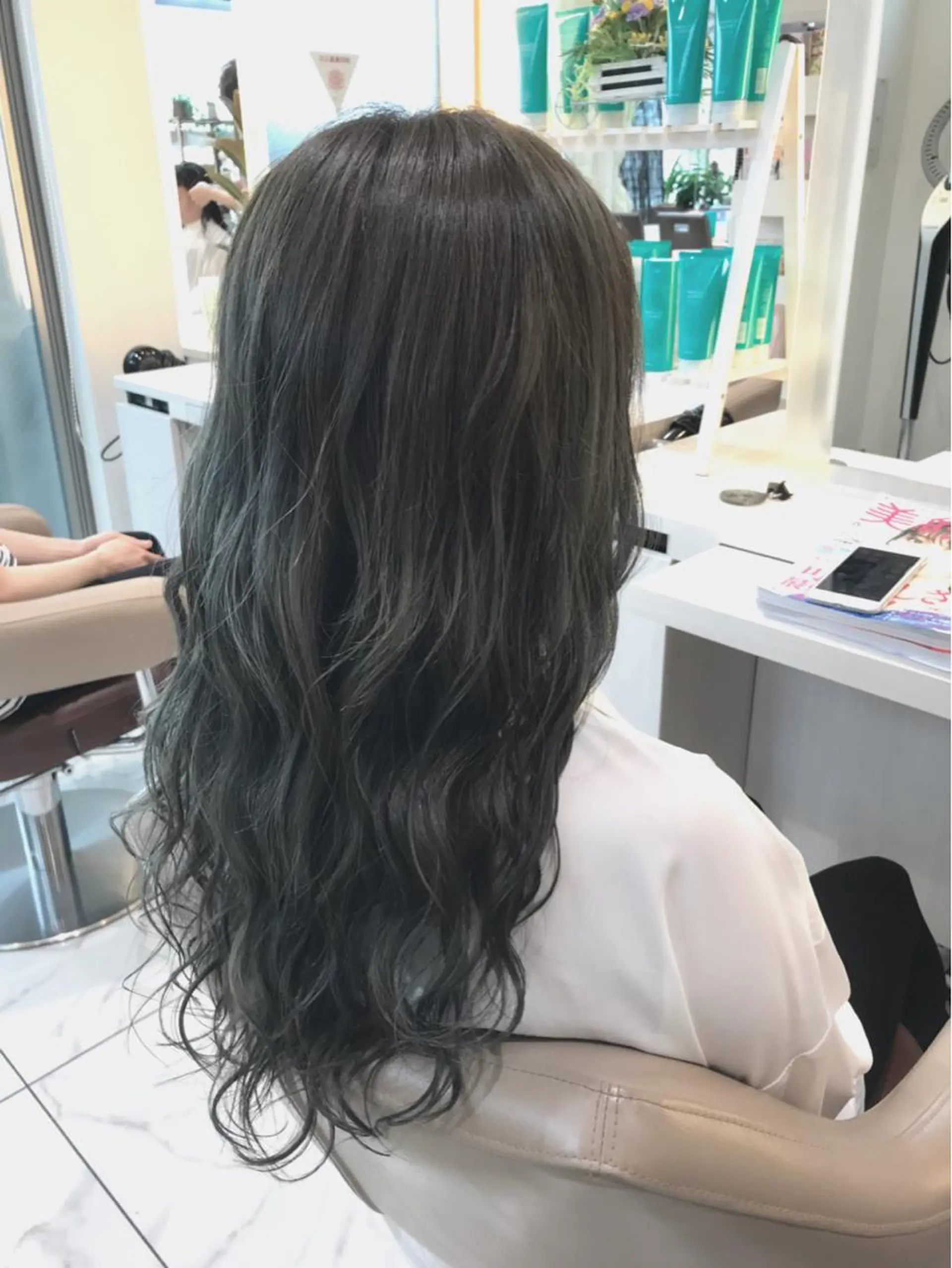 セミロング カラー ブリーチ ブルーカラー ブルージュ 透明感カラー 山崎俊輔/髪質改善 /バレイヤージュのヘアスタイル