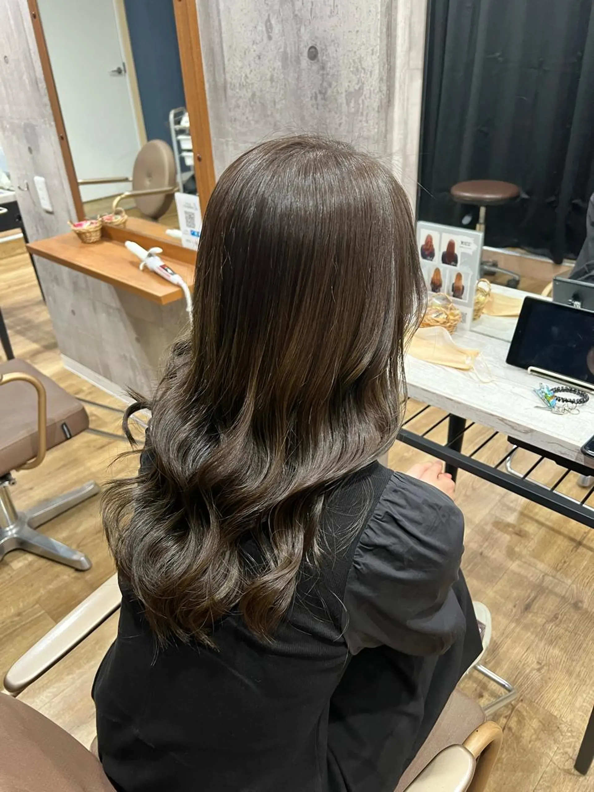 ロング カラー ブリーチ グレージュ オリーブグレージュ オリーブグレー ✨レイヤー/透明感 /豊嶋里緒✨のヘアスタイル