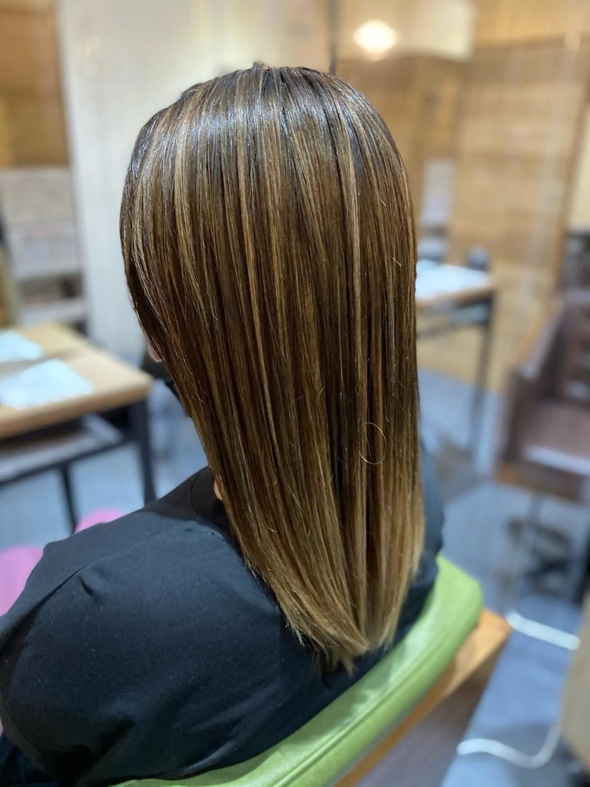 ミディアム レイヤーカット ハラ ルイスのヘアスタイル