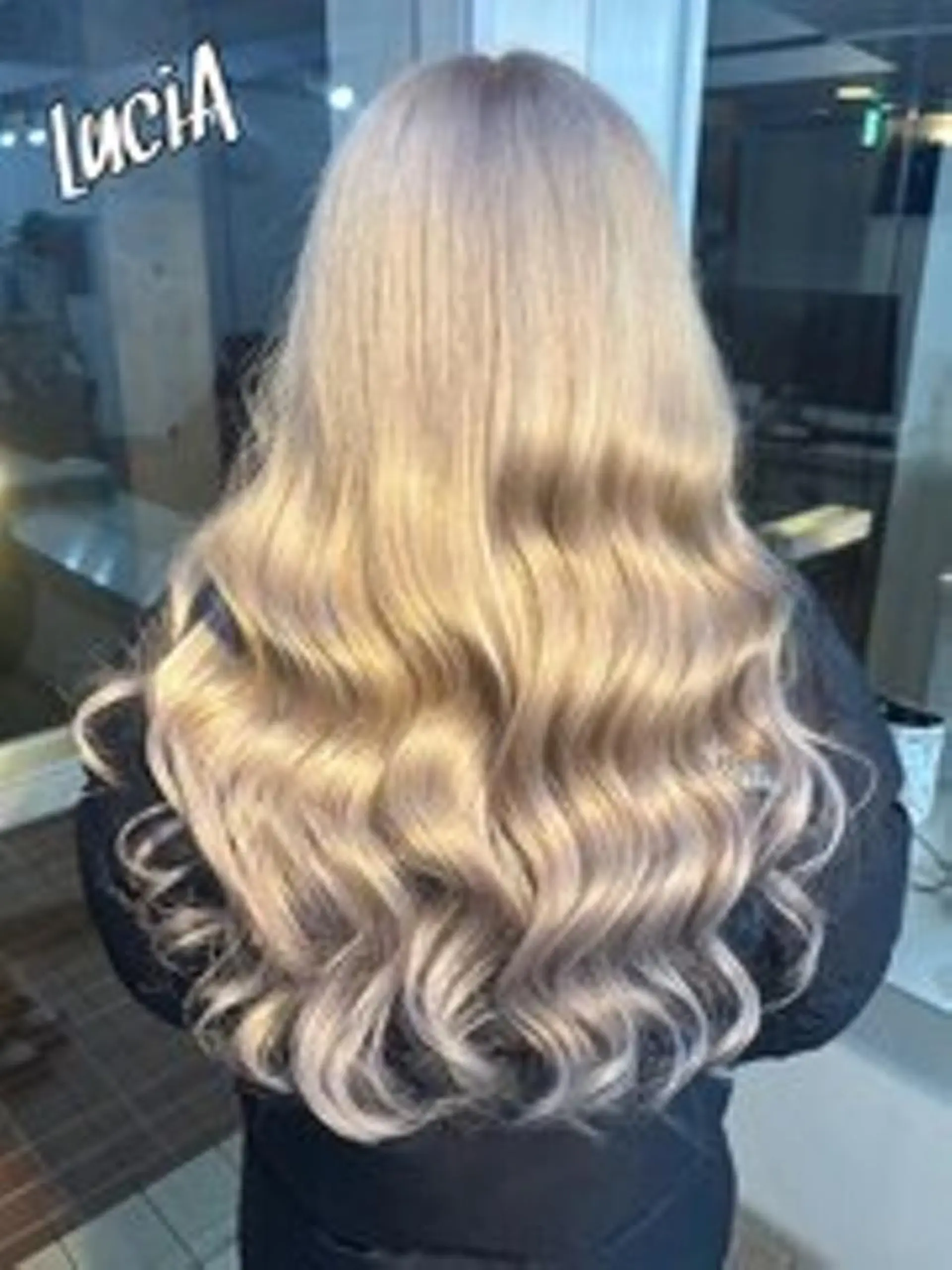 カラー ロング ヘアアレンジ シールエクステ 黒髪 ブリーチ デザインカラー ダブルカラー LuciA エクステカラーのヘアスタイル