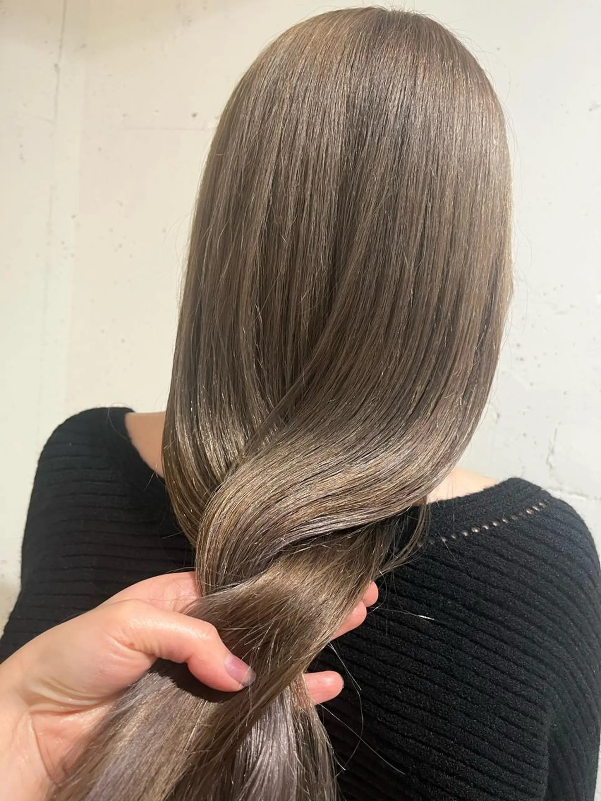 ロング カラー ベージュカラー 透明感カラー ダブルカラー フォギーベージュ グレージュ カット ヘアカラー トリートメント ヘッドスパ ヘアセット カジュアルを女っぽく 𝗮𝘆𝗮𝗰𝗼のヘアスタイル