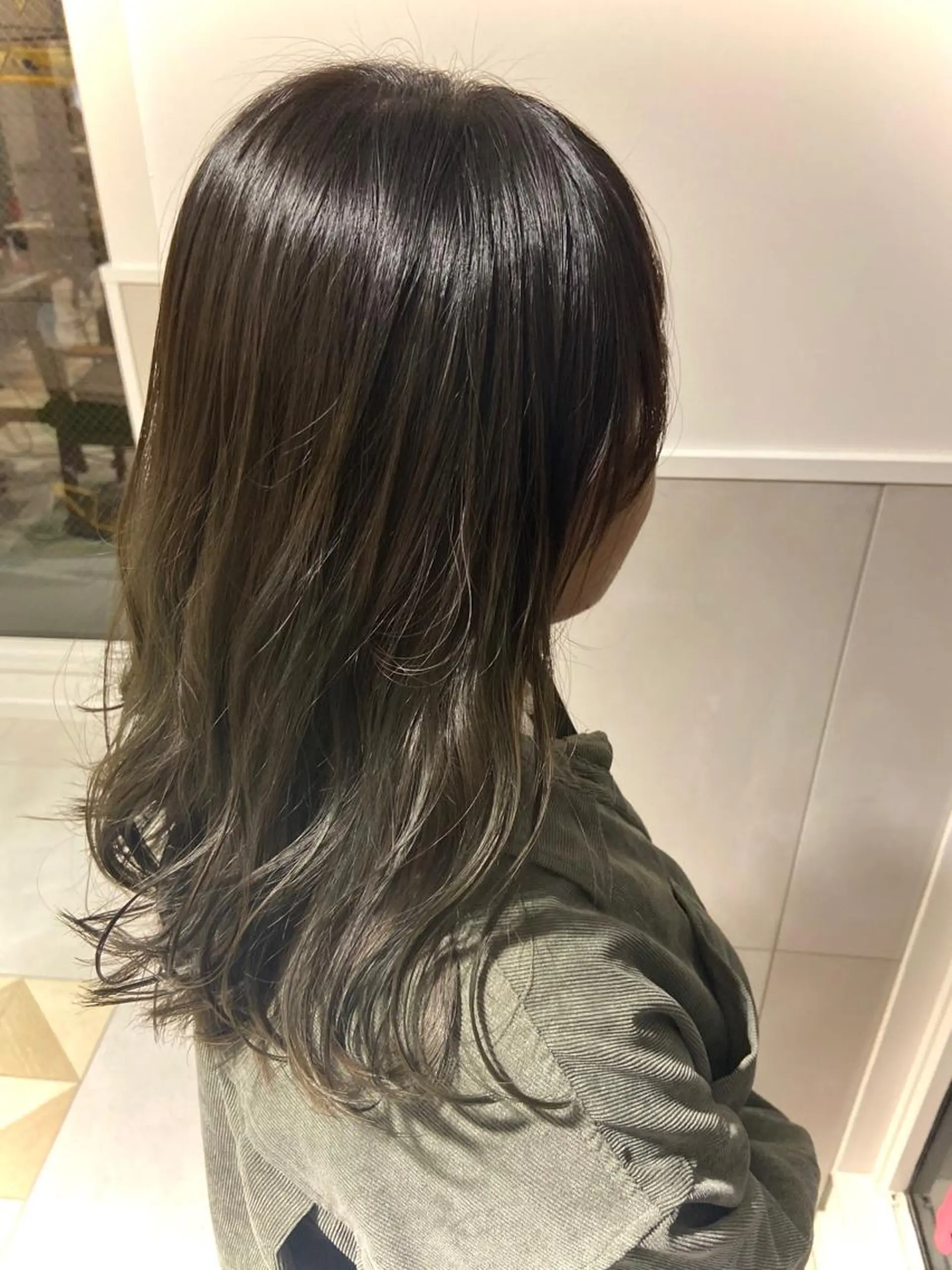 セミロング カラー アッシュ オリーブアッシュ 小栗 麻衣のヘアスタイル