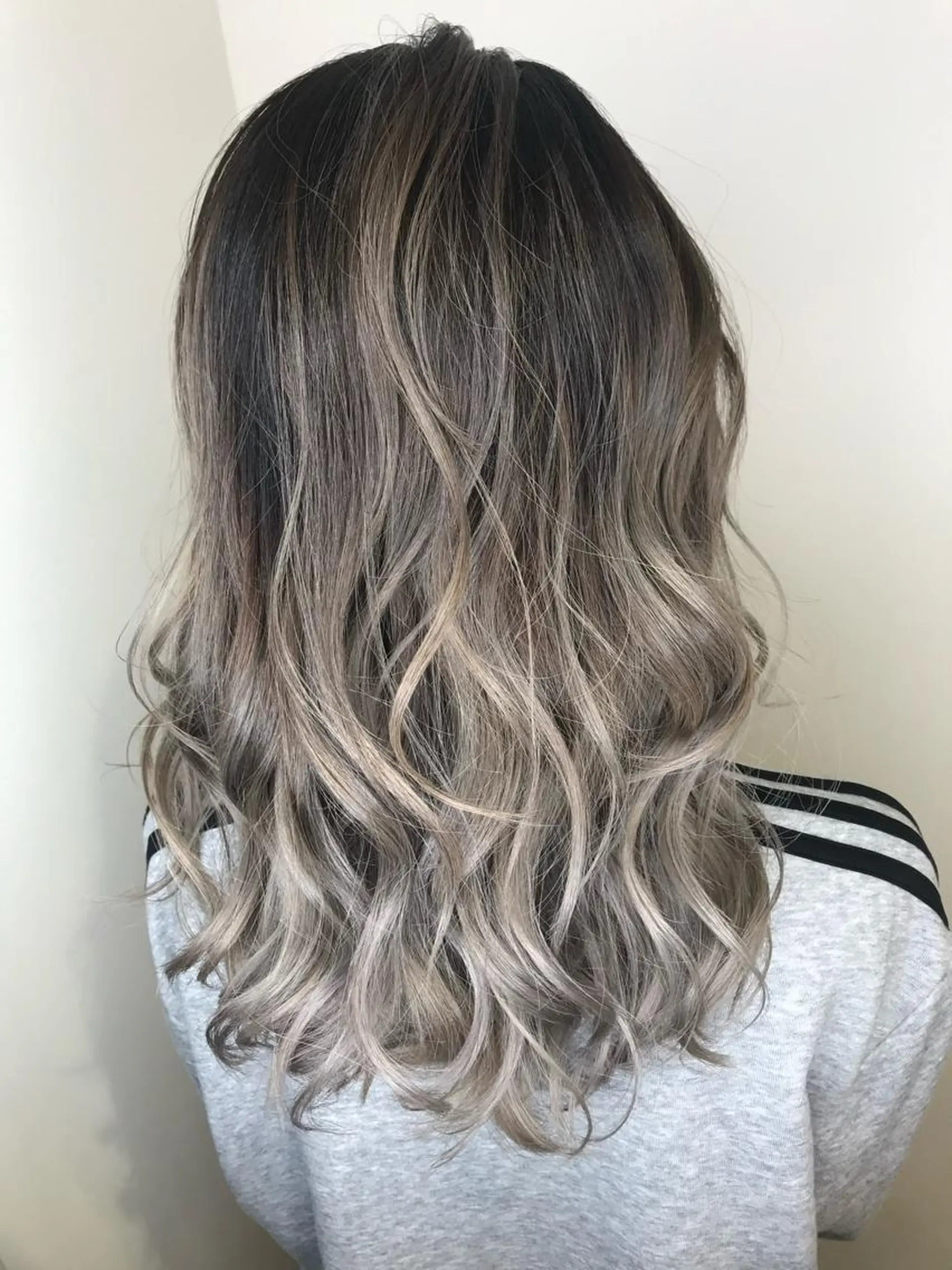 ミディアム カラー アッシュ アッシュグレー アッシュグレージュ バレイヤージュ ミストバング AMI Hair supply所属・髪質改善カラー韓国風 レイヤーtudaのヘアスタイル