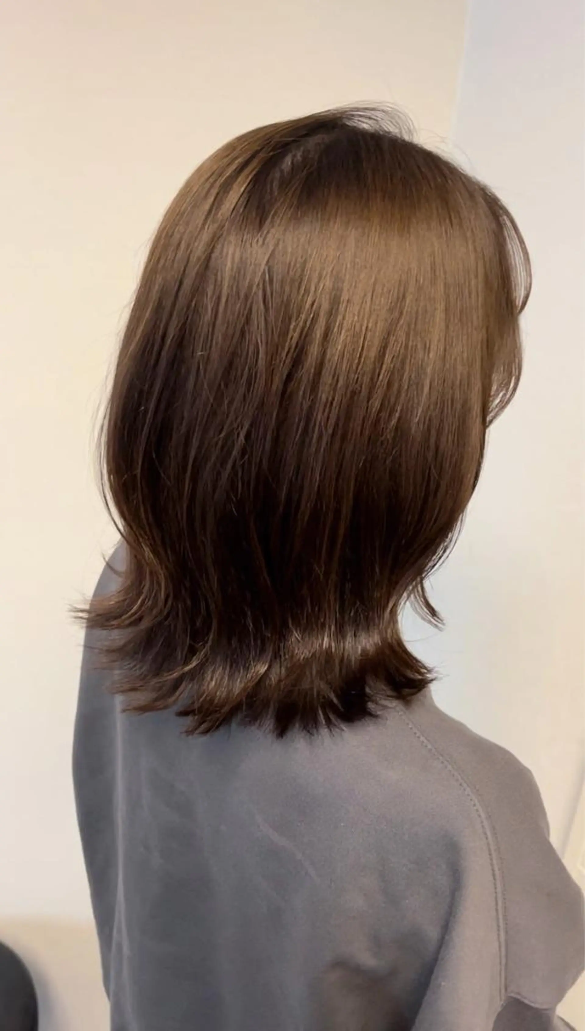 ミディアム 外ハネヘア カット ヘアカラー トリートメント ヘアセット 縮毛矯正✨グレー ジュカラー✨MOEのヘアスタイル