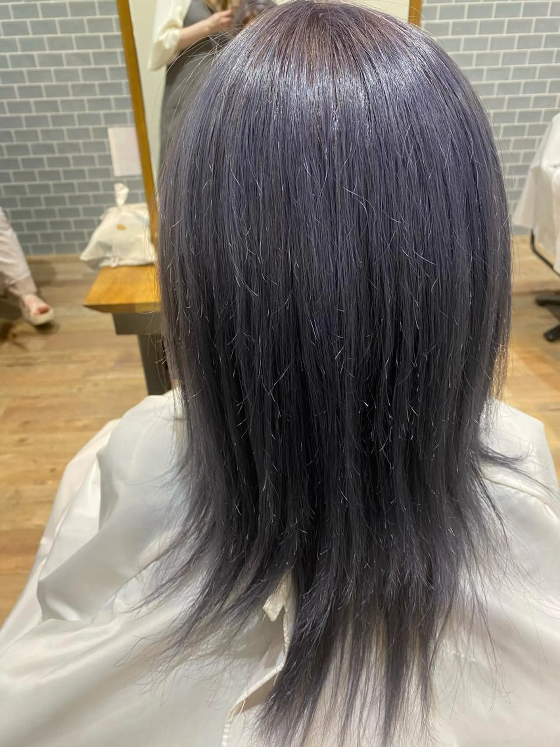 セミロング カラー 鶴谷 麻衣のヘアスタイル