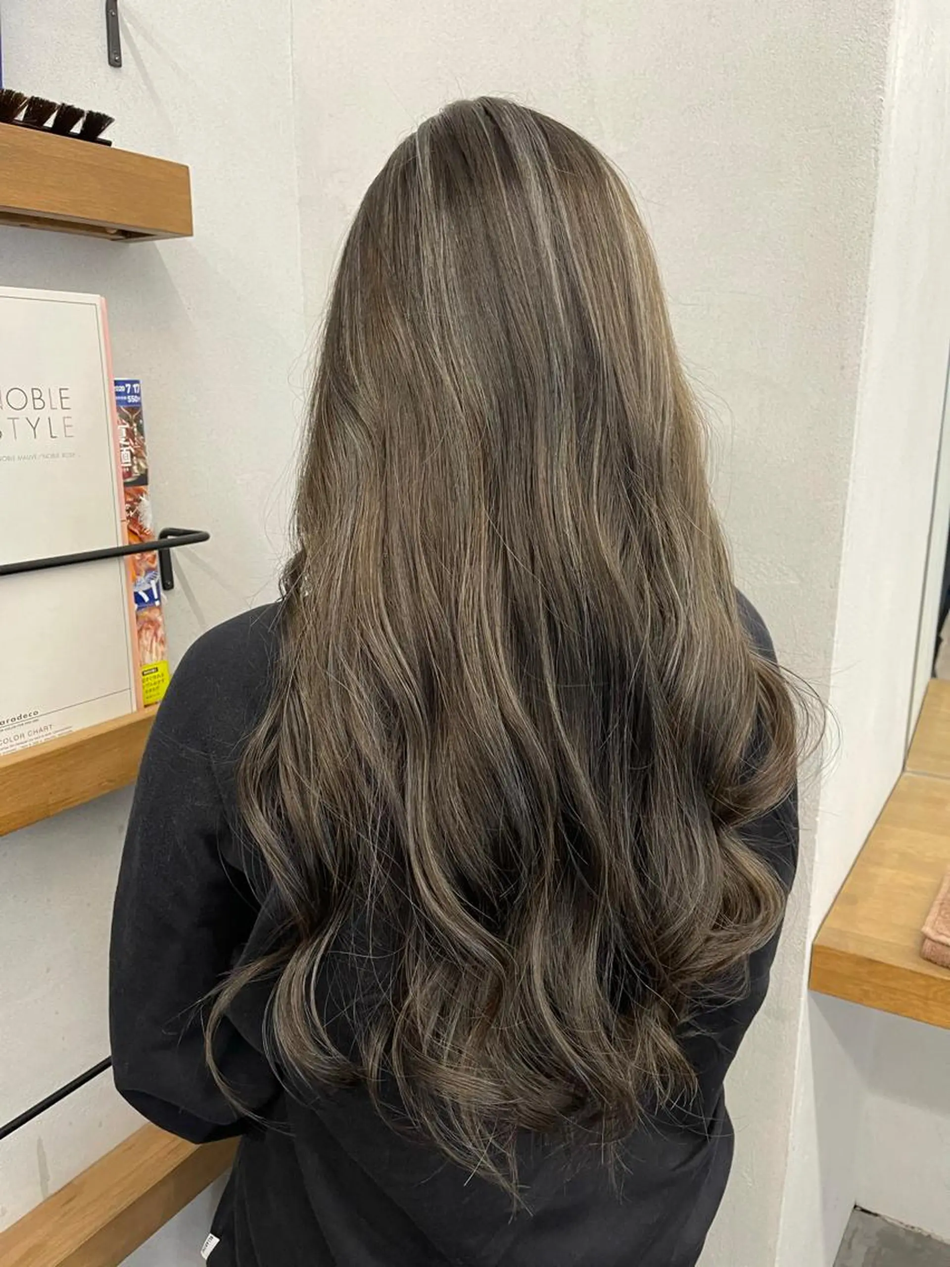 ロング ハイライト 難波 茜のヘアスタイル