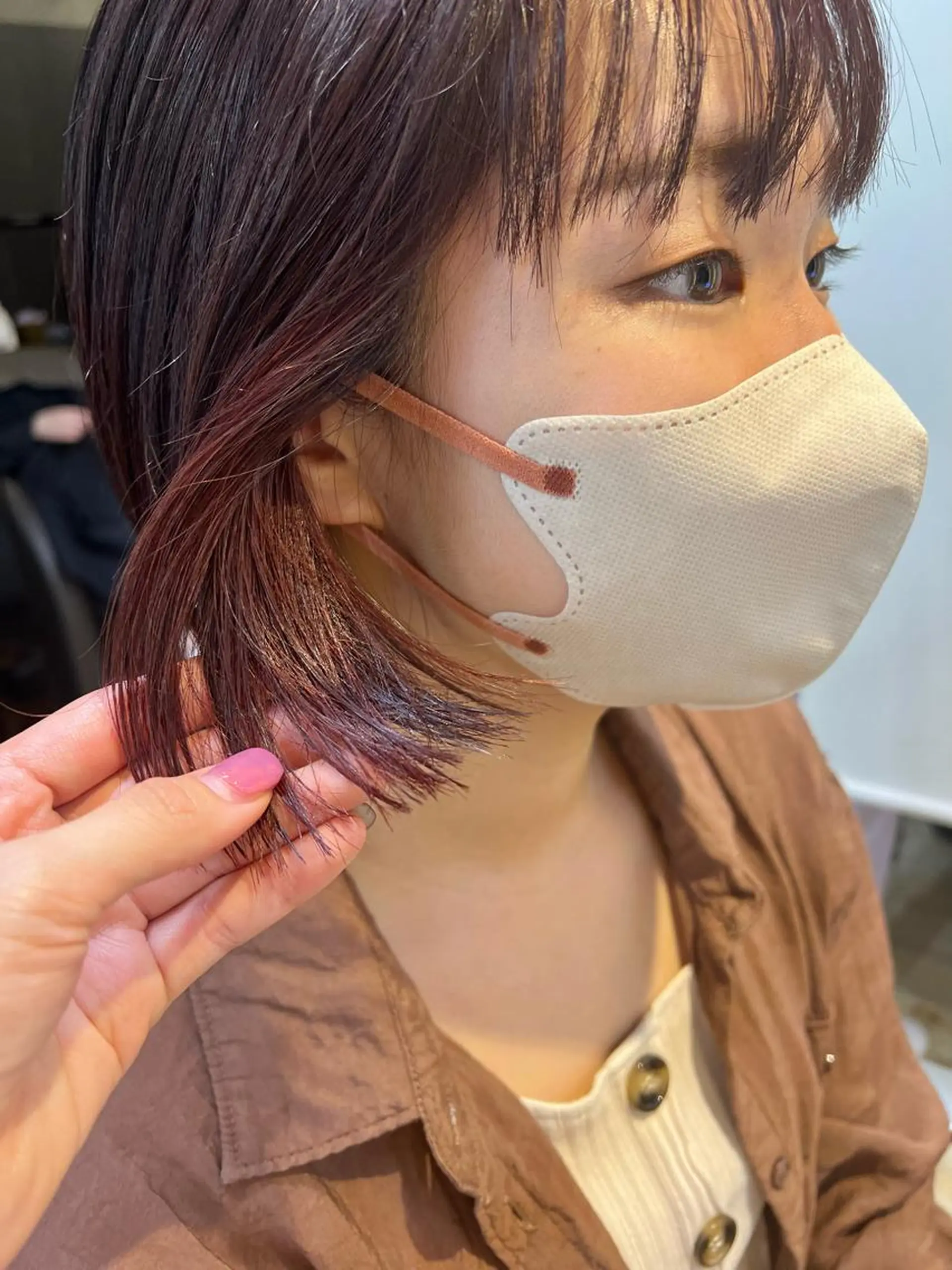 ショート カラー ヘアアレンジ 切りっぱなしボブ 丸みショート ミストバング ブリーチ イヤリングカラー サナ🌱 切りっぱなしボブのヘアスタイル