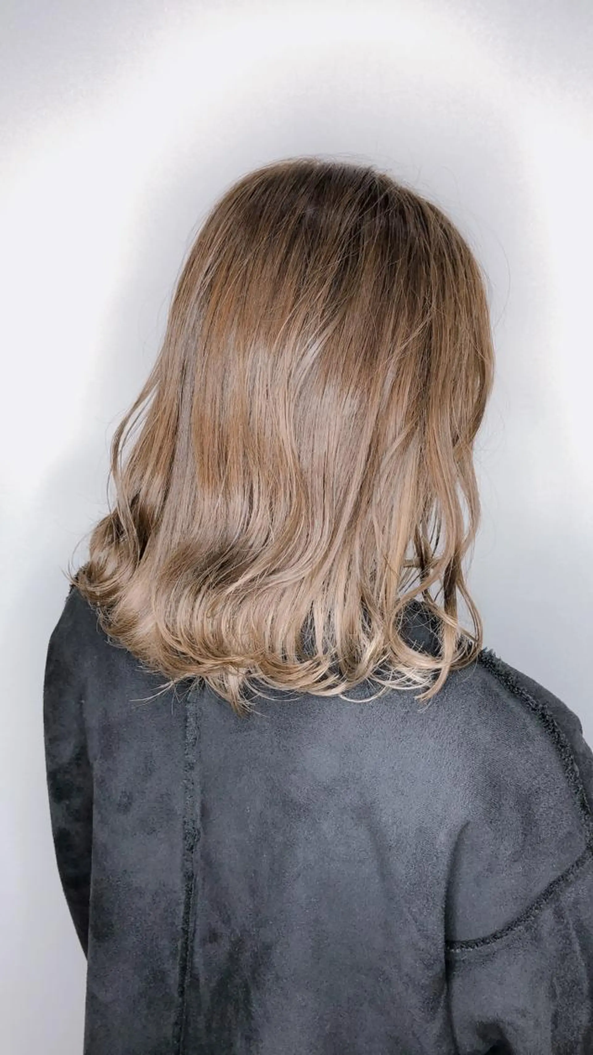 ミディアム カラー NINE＋/代表 ブリーチ特化型サロンのヘアスタイル