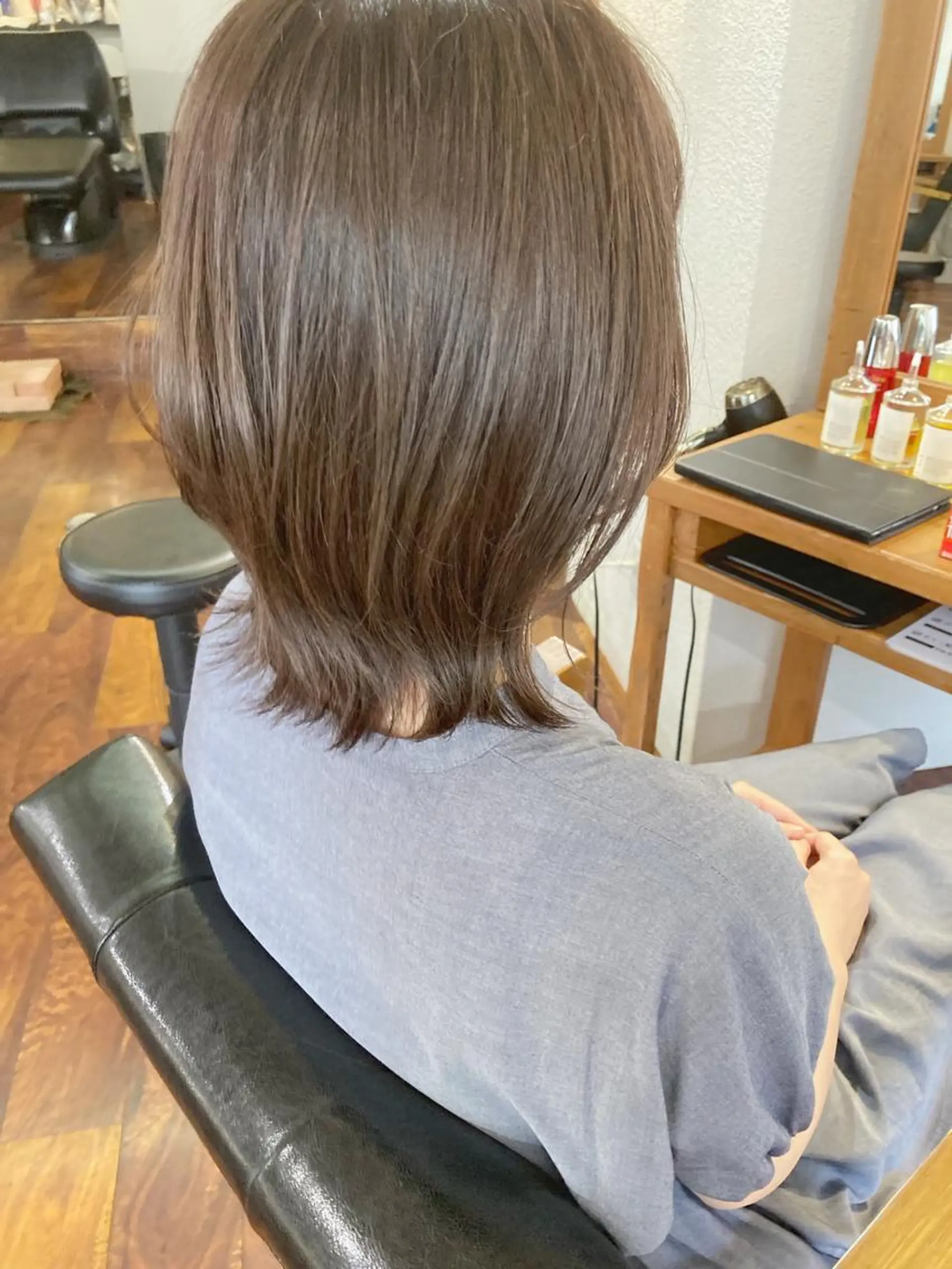 ミディアム カラー ブリーチ ブリーチなしカラー シルバー レイヤーカット 小木曽智美 /ボブ/ショートのヘアスタイル