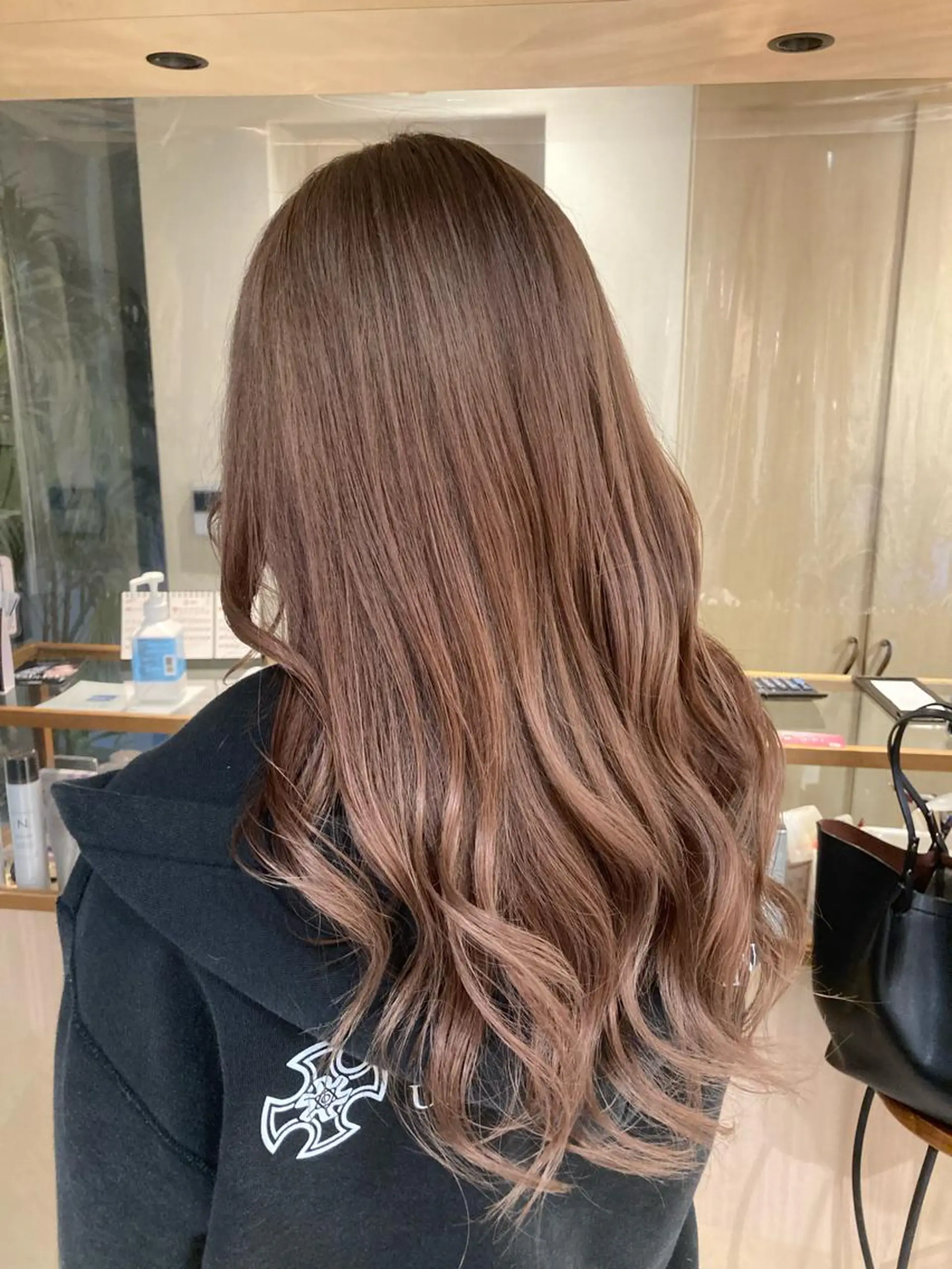 ロング カラー ベージュカラー ブリーチ ミルクティーベージュ カット ヘアカラー 大岩 茉愉のヘアスタイル