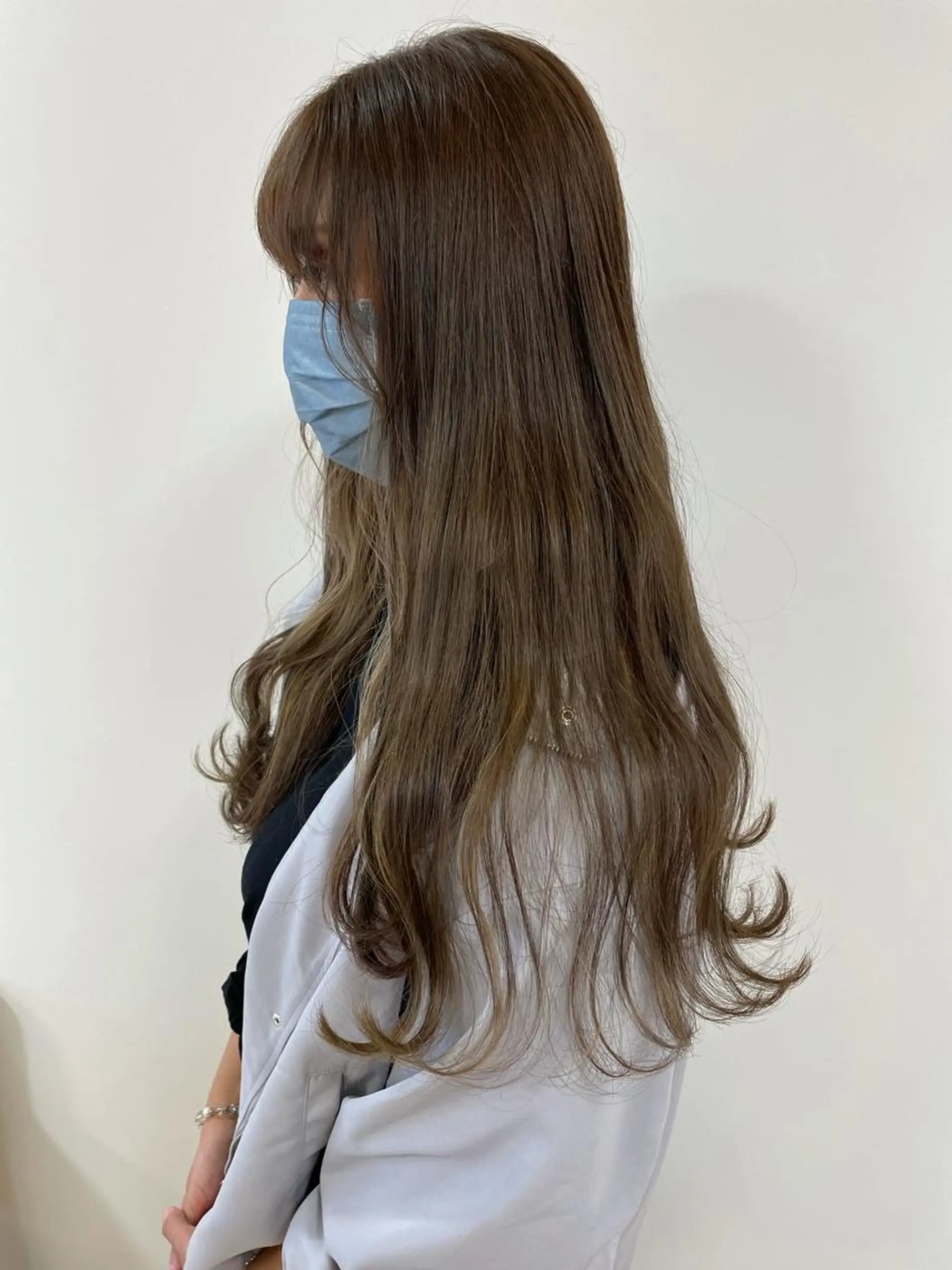 ロング カラー ヘアカラー 顔まわりカット✄ ベージュカラー🧸のヘアスタイル