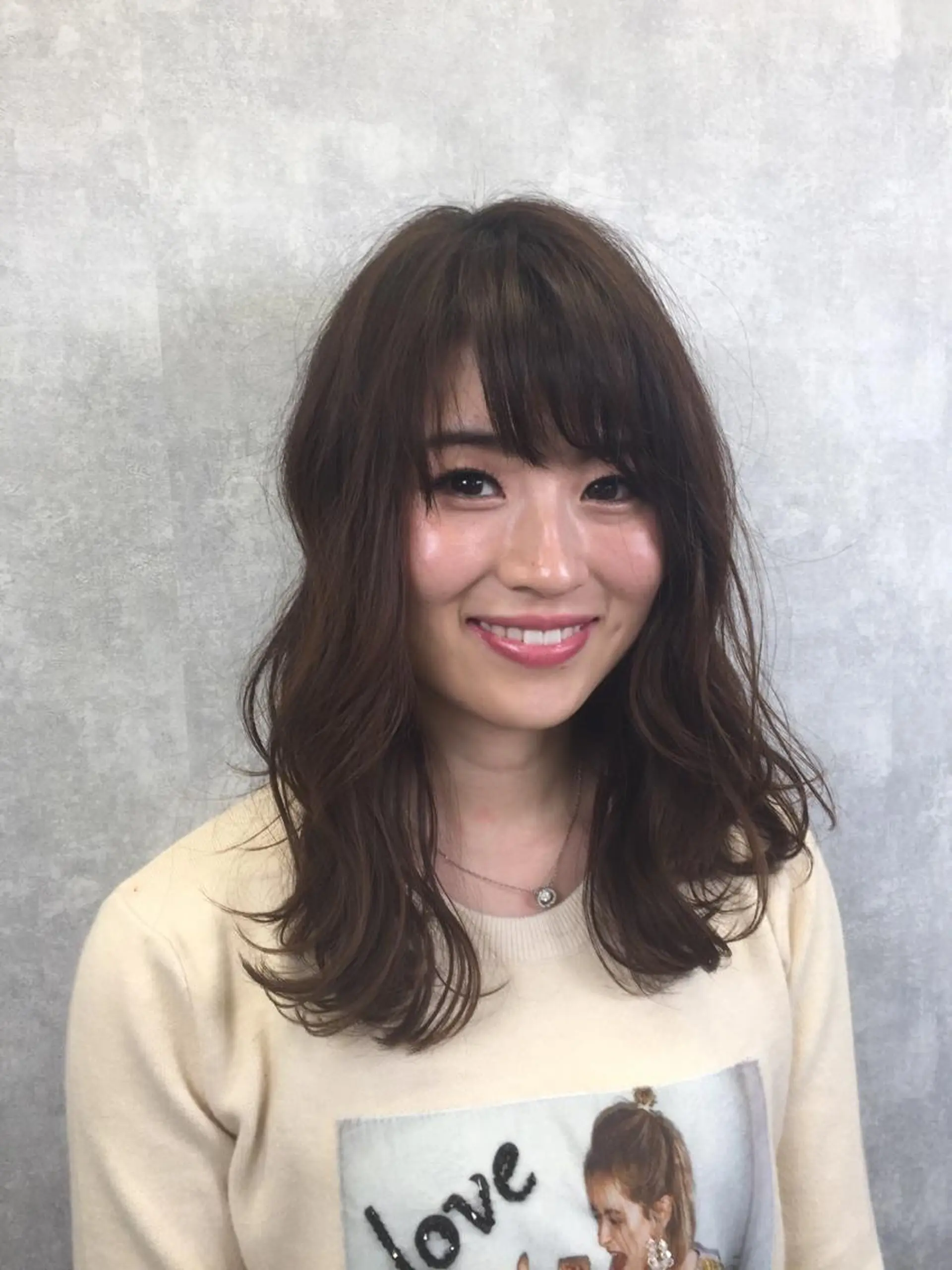 ミディアム レイヤーカット 肌に馴染む暗髪 梅田・増田のヘアスタイル