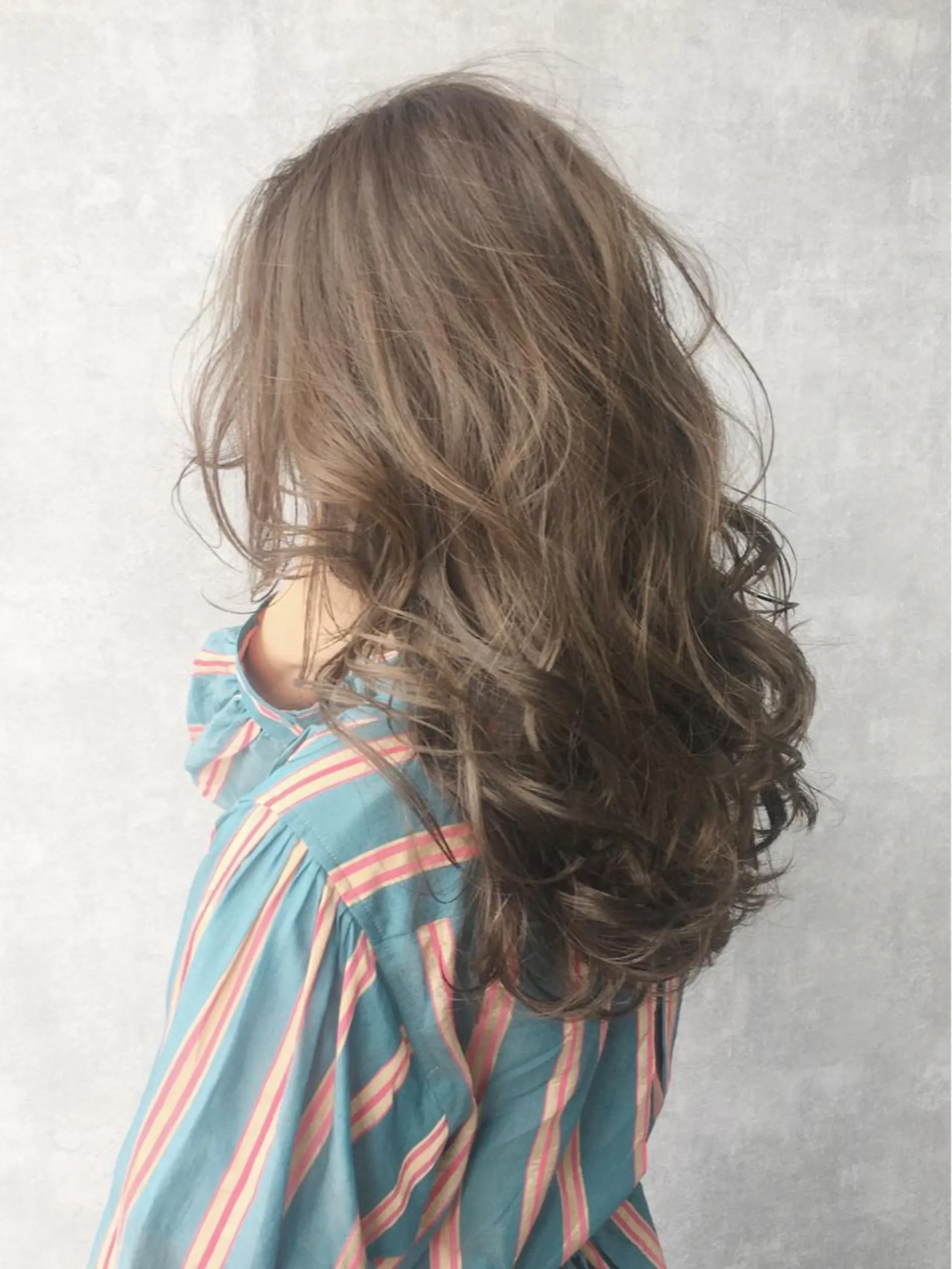 セミロング カラー グレージュ ハイライトカラー ハイライト レイヤーカット BLend 渋谷のヘアスタイル