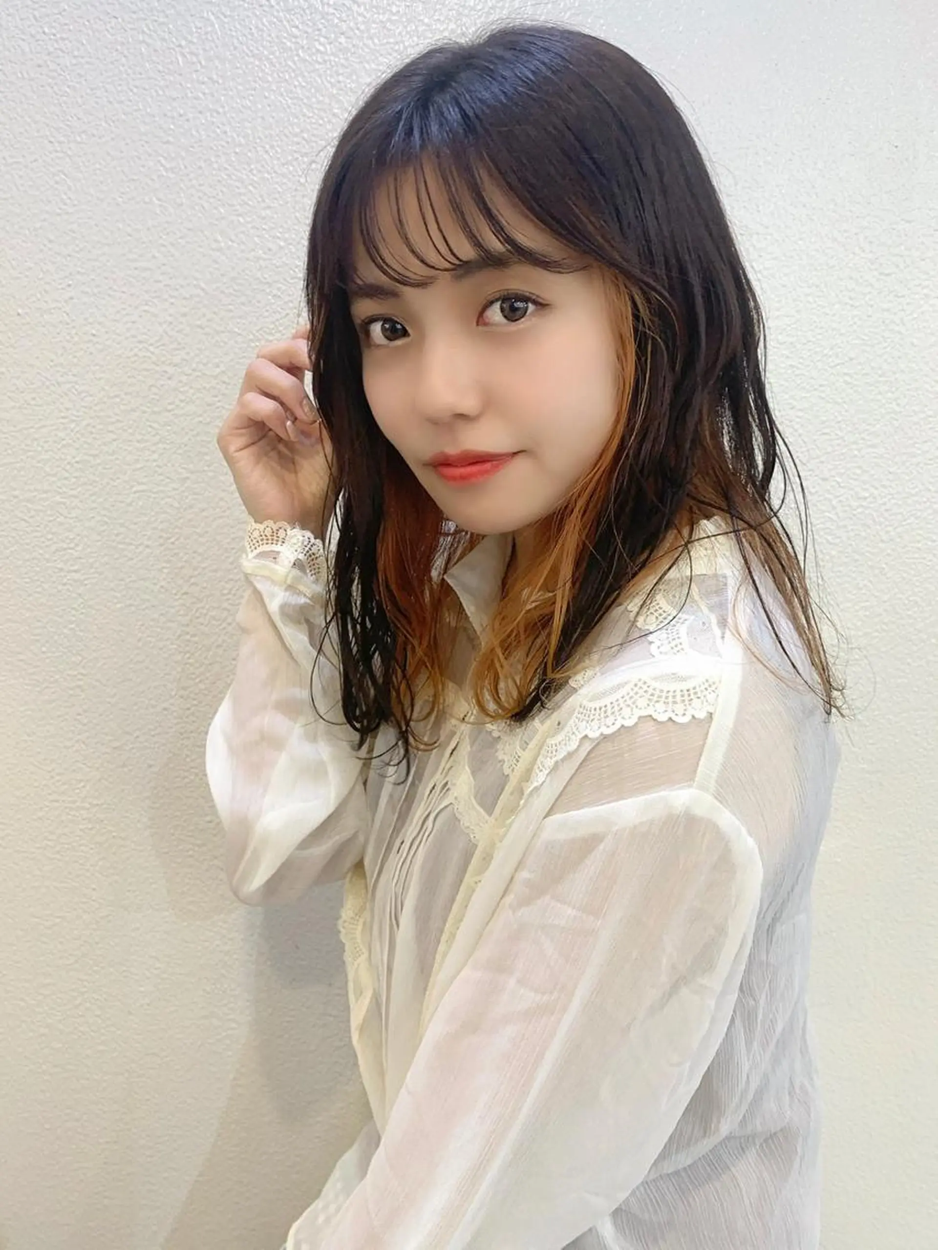 セミロング カラー インナーカラー オレンジ シースルーバング カット ヘアカラー トリートメント 藤間 帆乃夏（とうまほのかのヘアスタイル