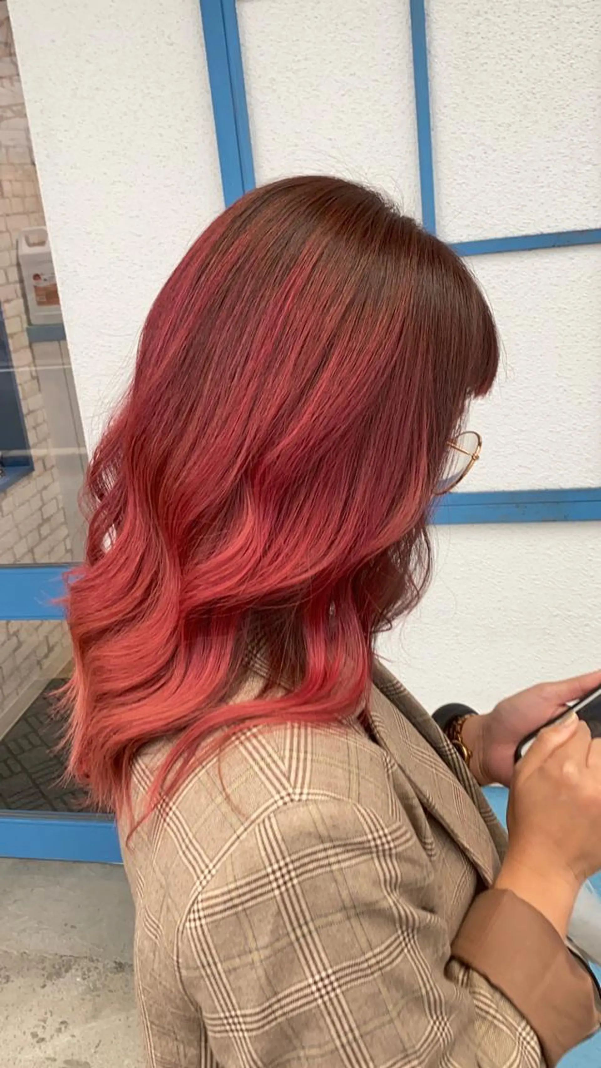 セミロング カラー バレイヤージュ レッドカラー レイヤーカット 森本 笑のヘアスタイル