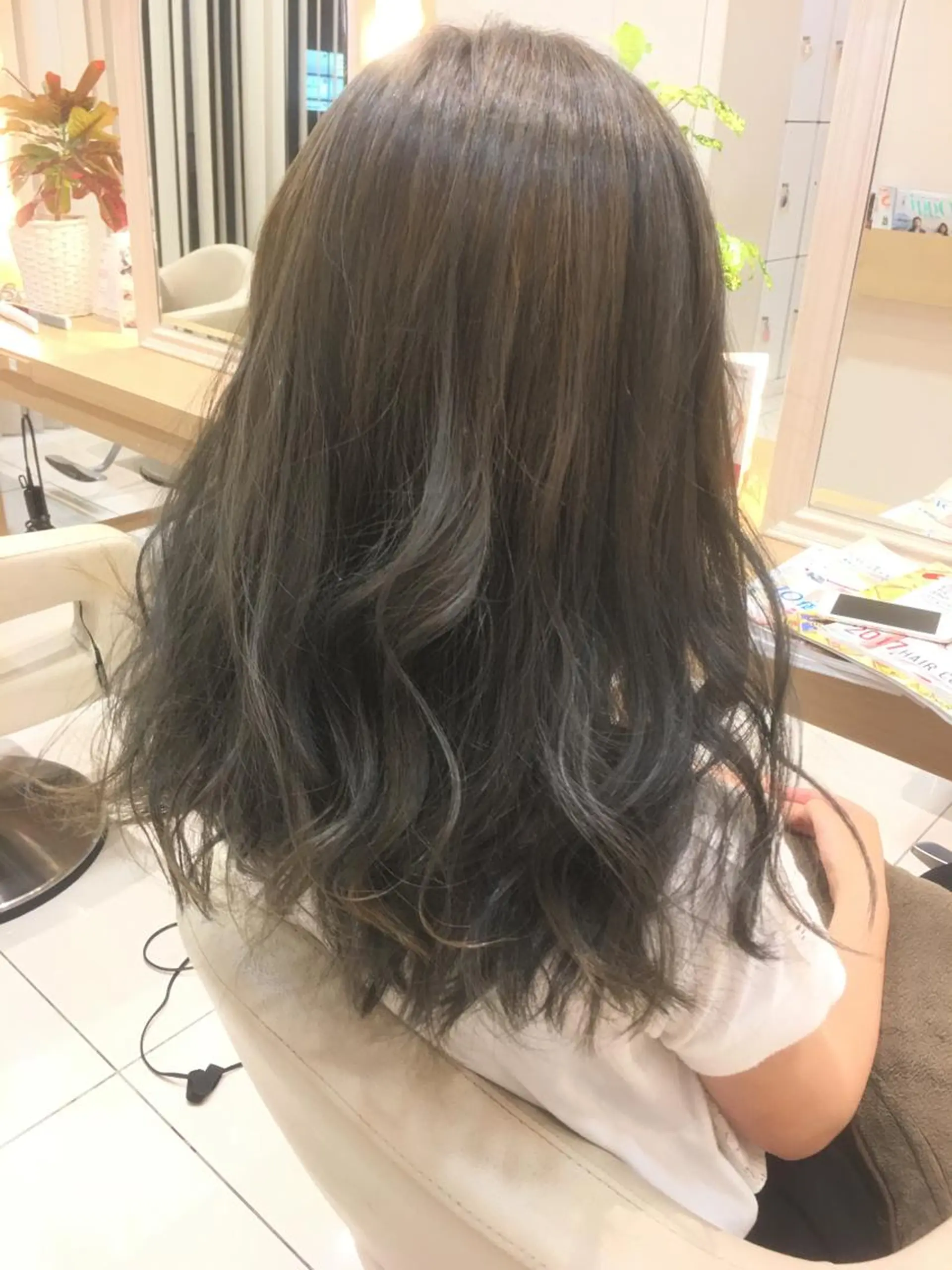 セミロング カラー アッシュ ブリーチ 小田原NO1 美容師 飯田飛翔のヘアスタイル