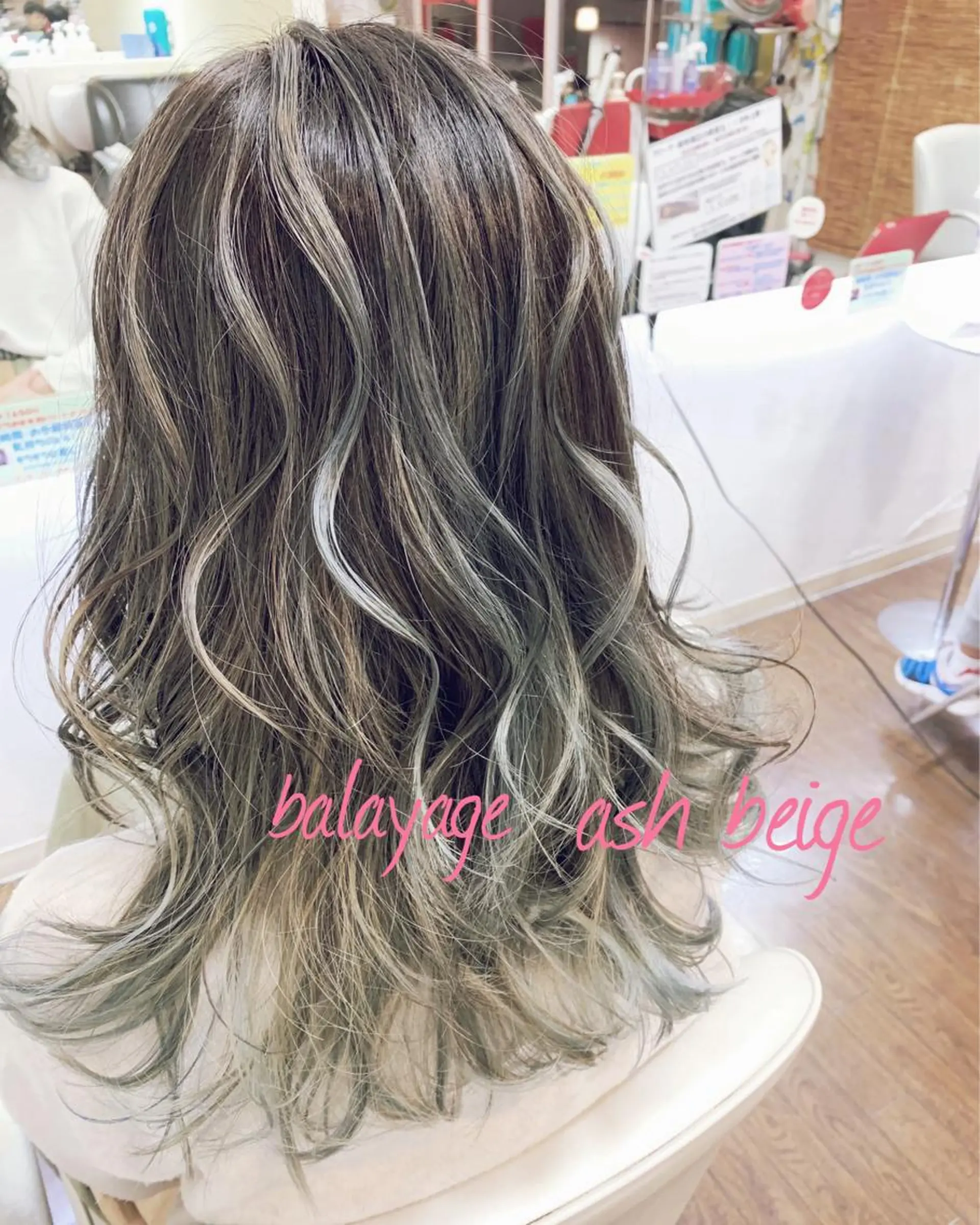 セミロング カラー アッシュ バレイヤージュ ベージュカラー レイヤーカット カット ヘアカラー トリートメント GLAD 萩原のヘアスタイル