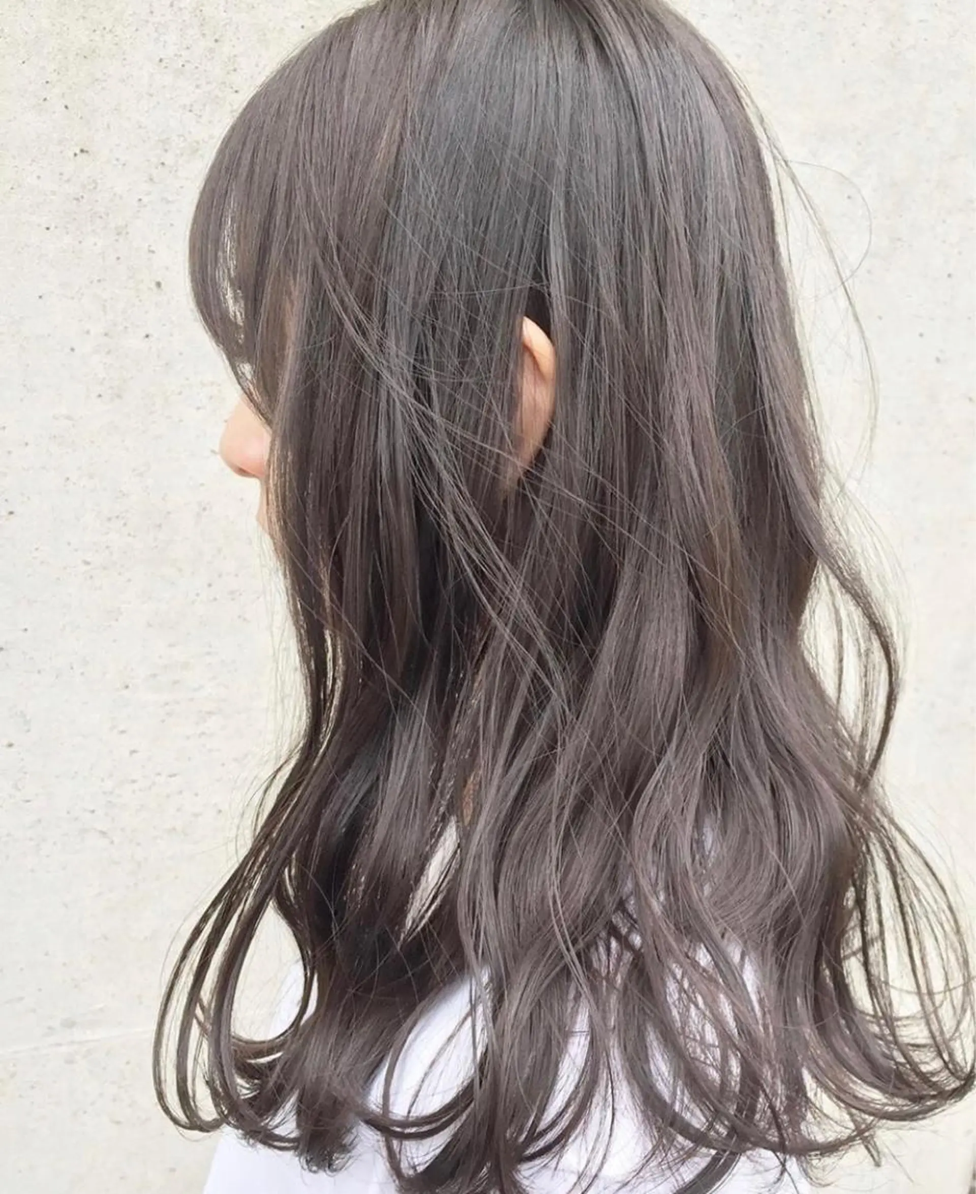 カラー グレージュ iLi 《イリ》のヘアスタイル