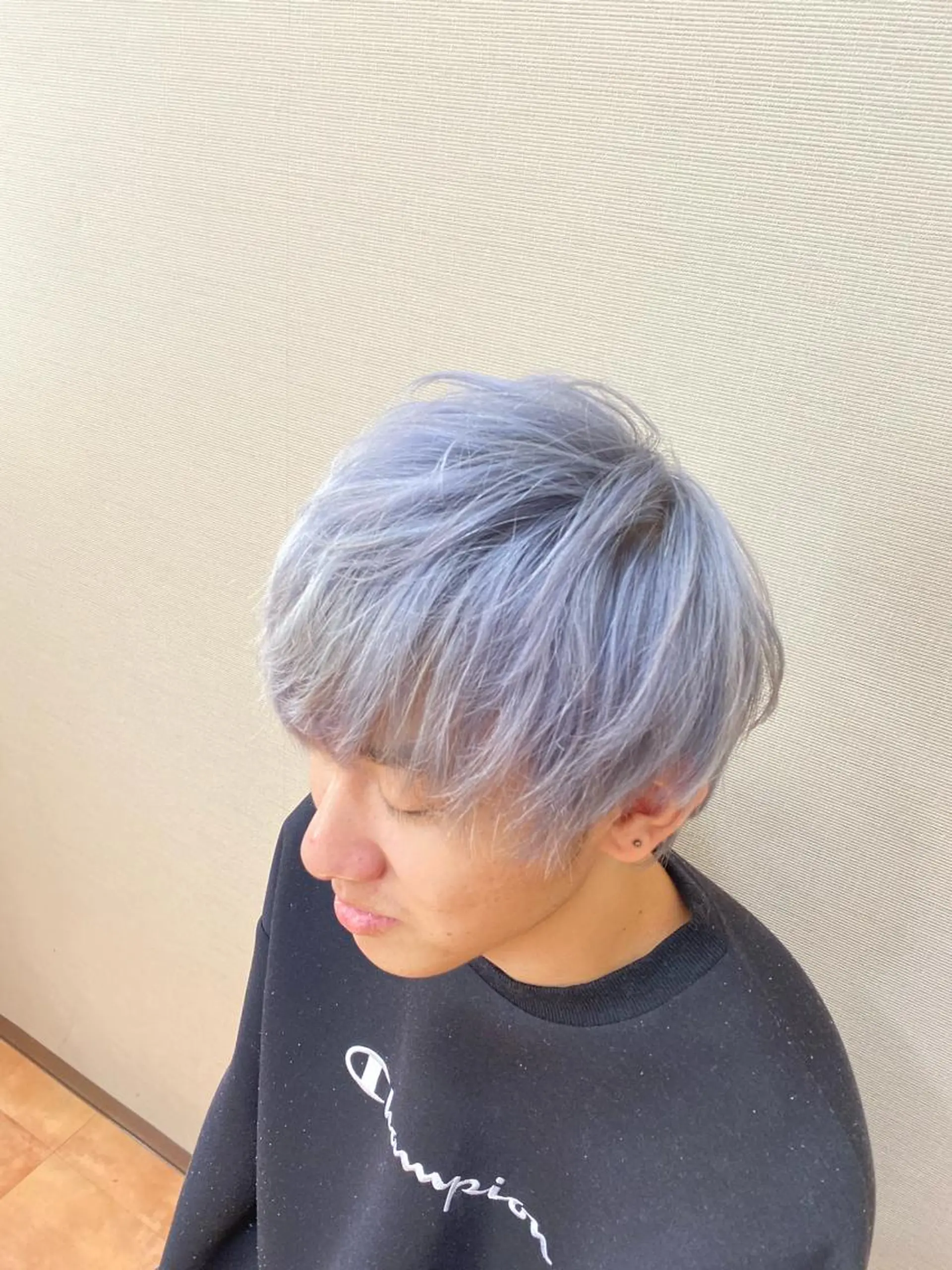 ショート カラー ブリーチ ブルーカラー シルバー 宮地 崇文のヘアスタイル