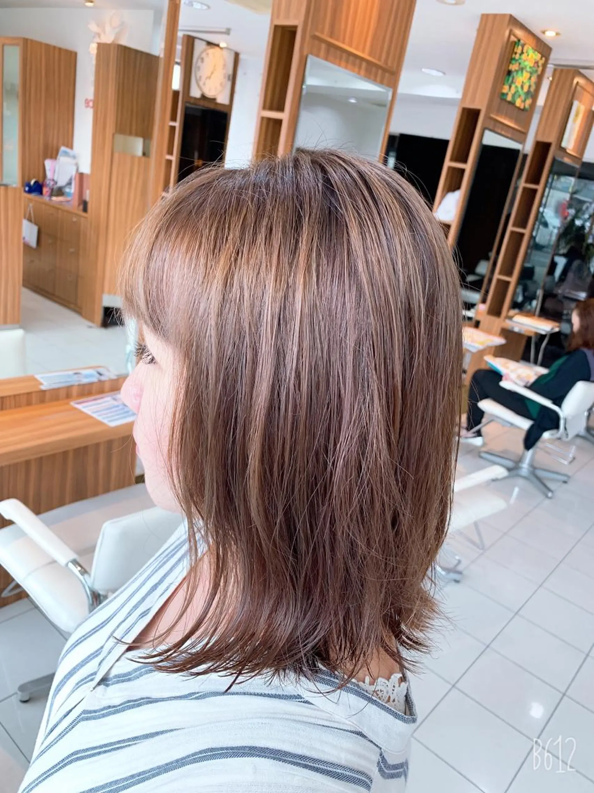 ミディアム カラー グレージュ 白髪ぼかしハイライト 柳川拓哉のヘアスタイル