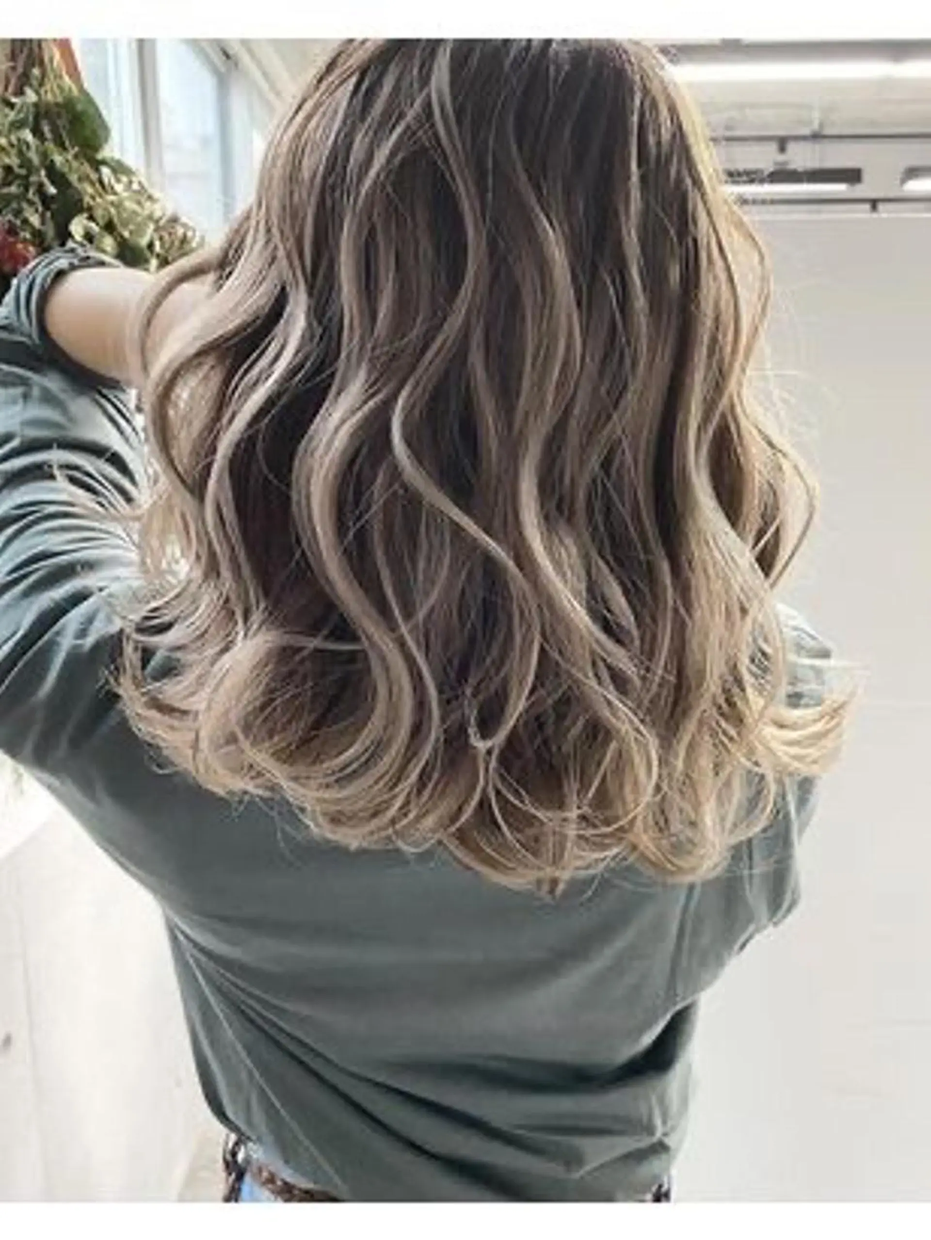 セミロング カラー デザインカラー グレージュ 横野 孝志のヘアスタイル