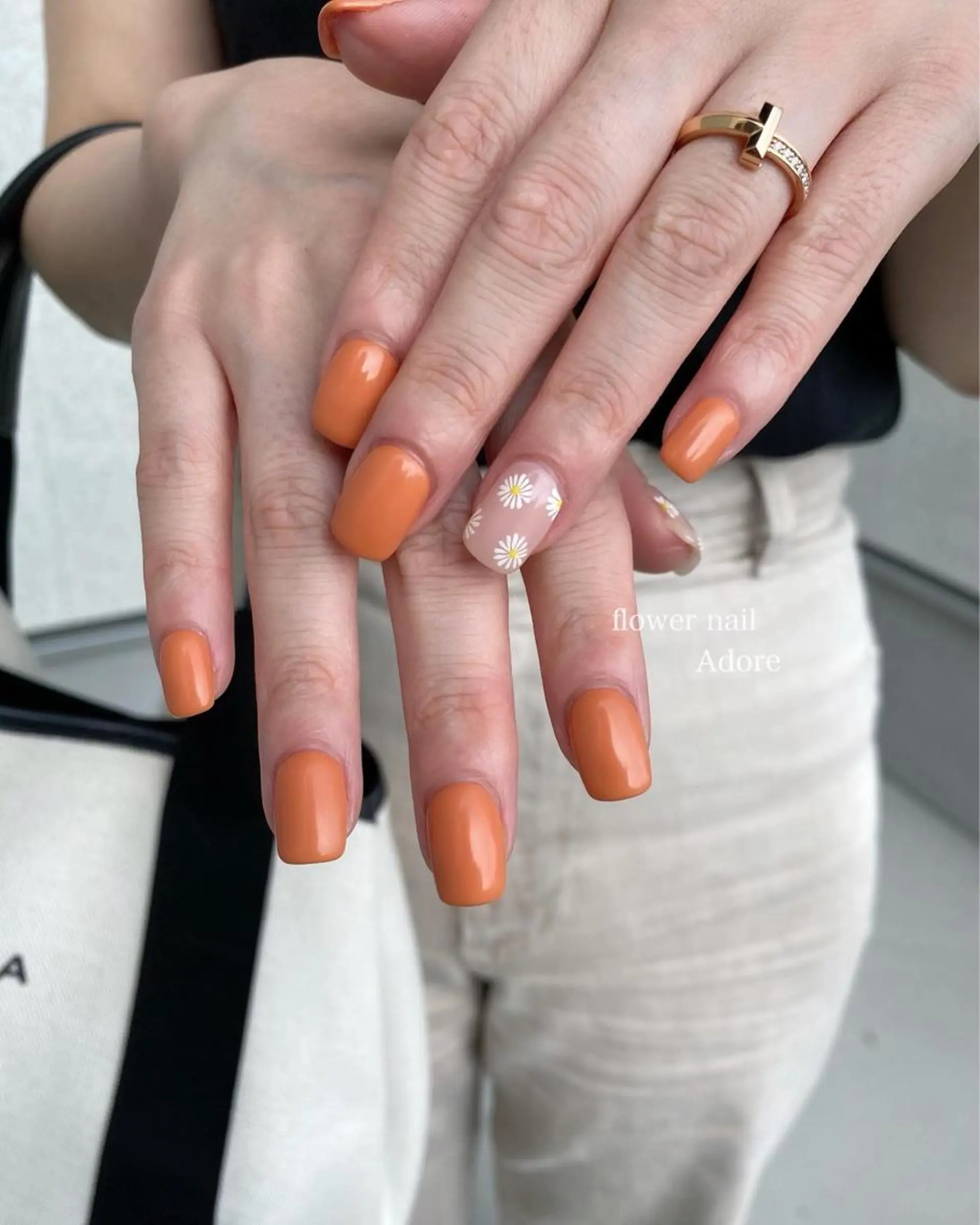 ネイル フラワーネイル ワンカラーネイル オレンジ シンプルネイル 夏ネイル ハンドネイル Nail Adore.のネイルデザイン