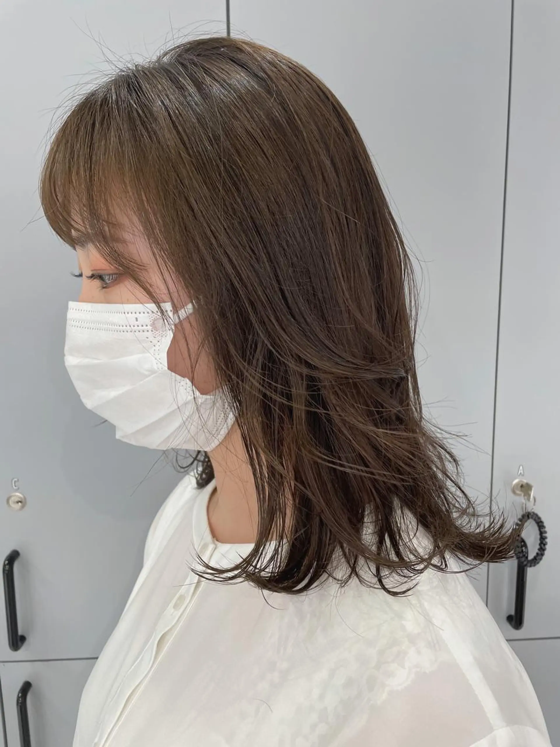 ミディアム カラー オリーブカラー 顔まわりレイヤー 顔周りカット レイヤーカット 狩野 羅夢のヘアスタイル