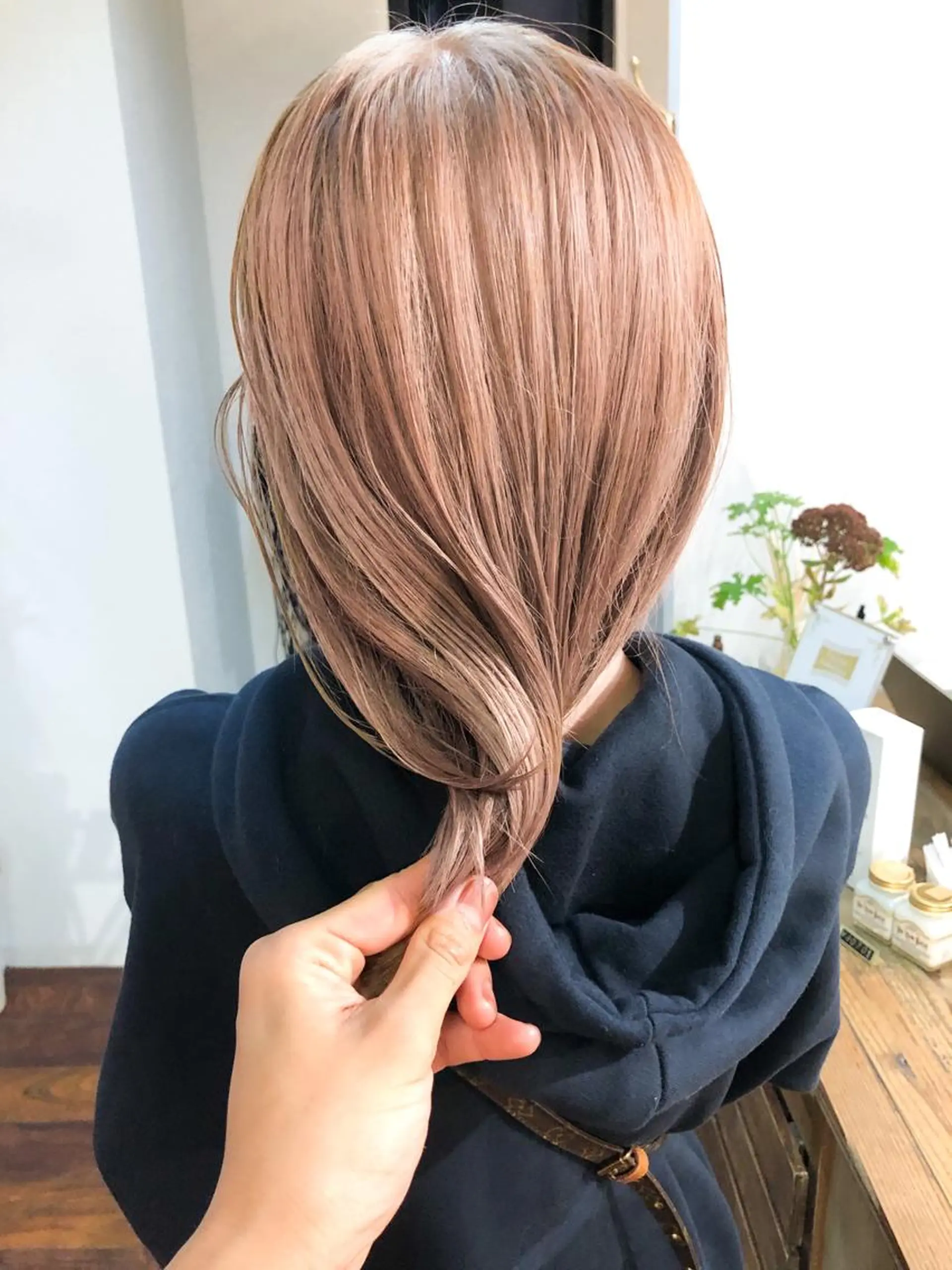 セミロング カラー アッシュ 透明感カラー ハイライトカラー インナーカラー ハイライト ヘアカラー トリートメント 岡本康平/ボブ/ブリ ーチ/似合わせカットのヘアスタイル