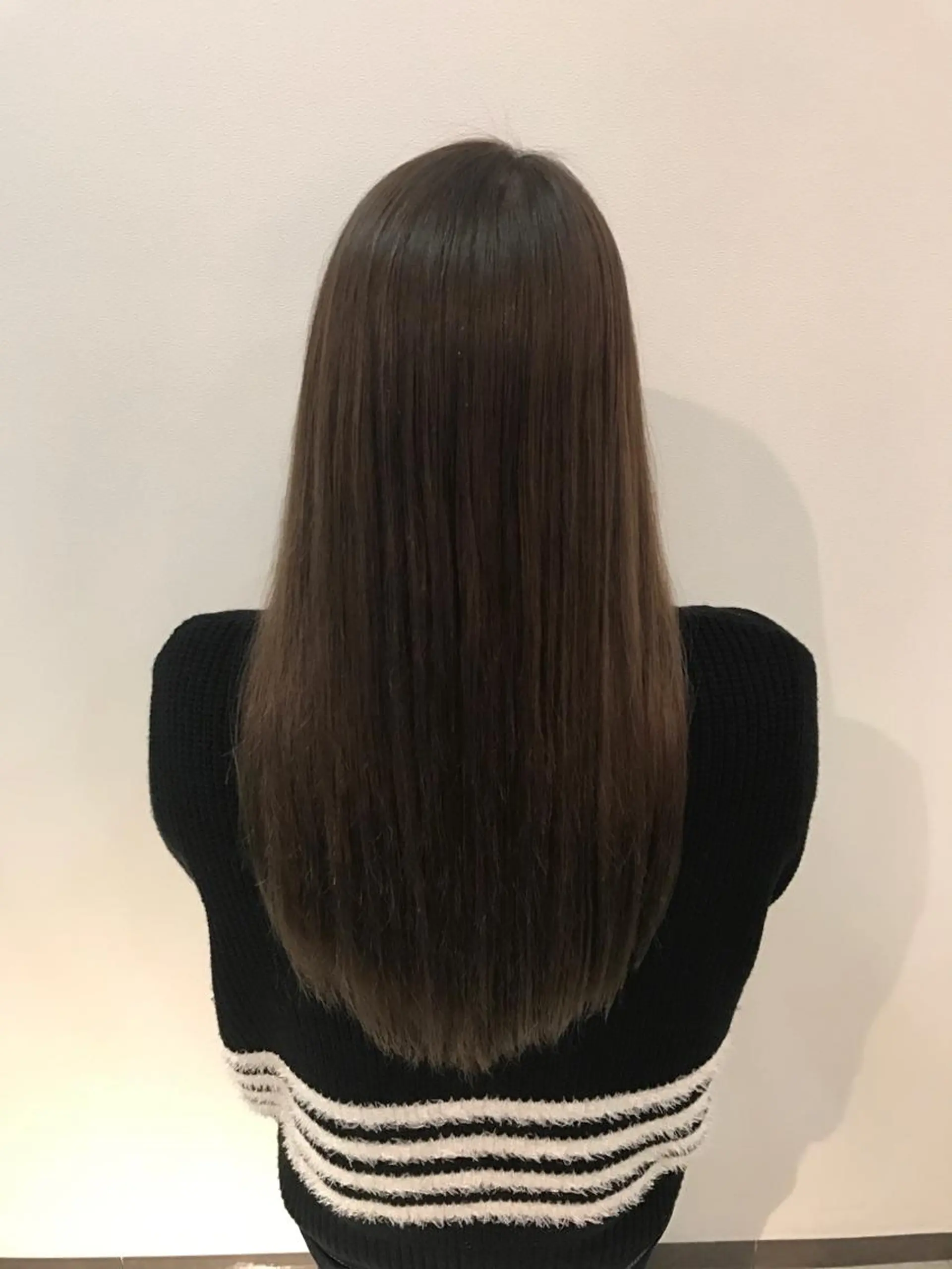 ロング カラー グレージュ 岡本 智次のヘアスタイル