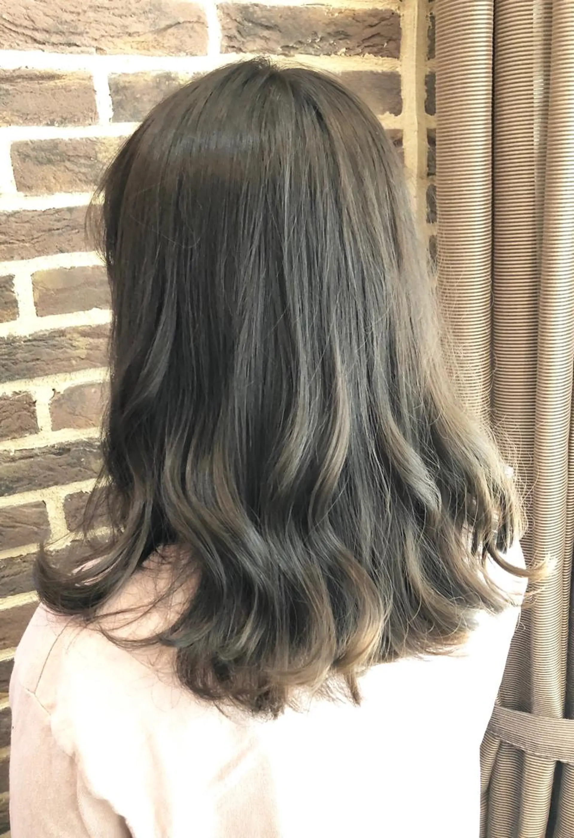 ミディアム カラー パーマ アッシュ アッシュグレー アッシュグレージュ グレージュ イルミナカラー 高橋 隆一のヘアスタイル