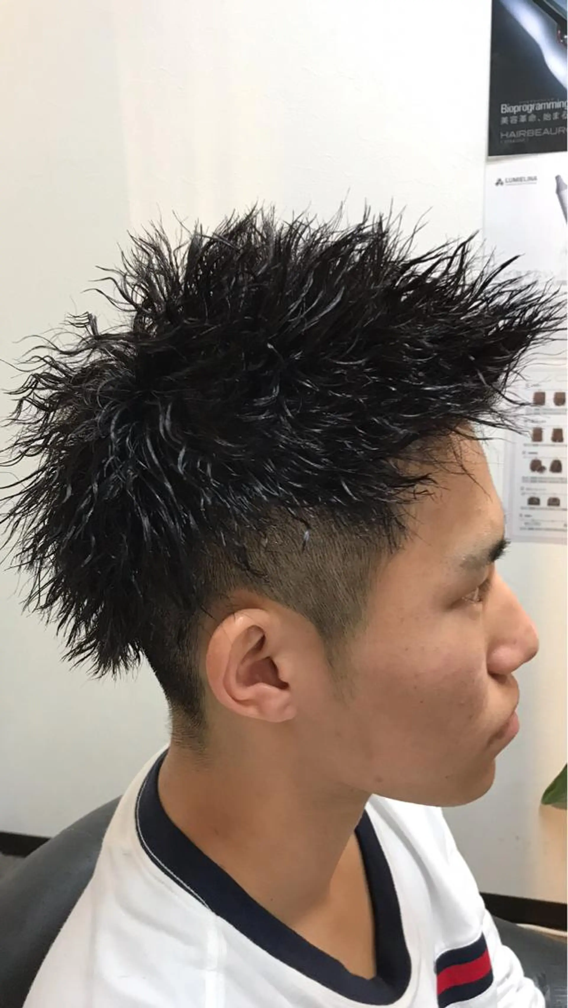 ショート パーマ メンズ メンズパーマ メンズツイストパーマ ツーブロック 刈り上げ ツイストパーマ 東風上 亮介のヘアスタイル