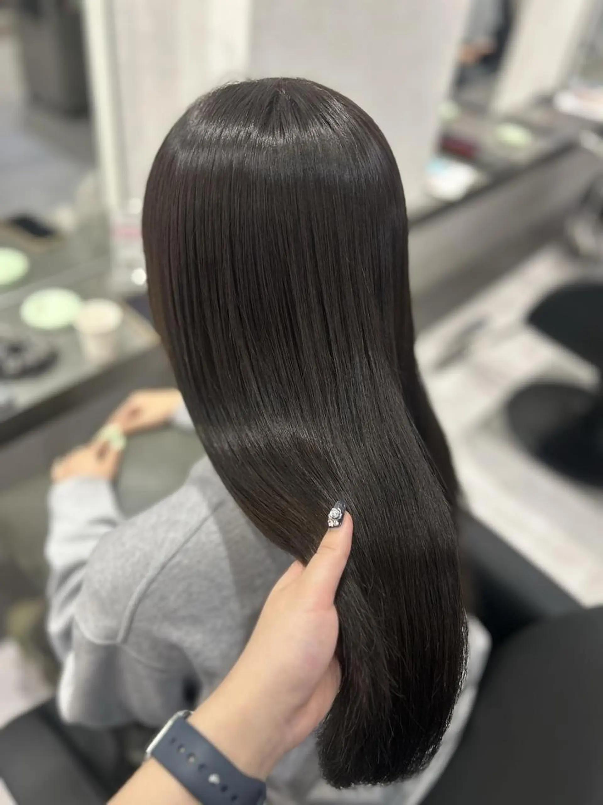 ロング カラー ショートボブ バレイヤージュ ブリーチ 透明感カラー ダークグレー ヘアカラー トリートメント N° jemica 札幌のヘアスタイル