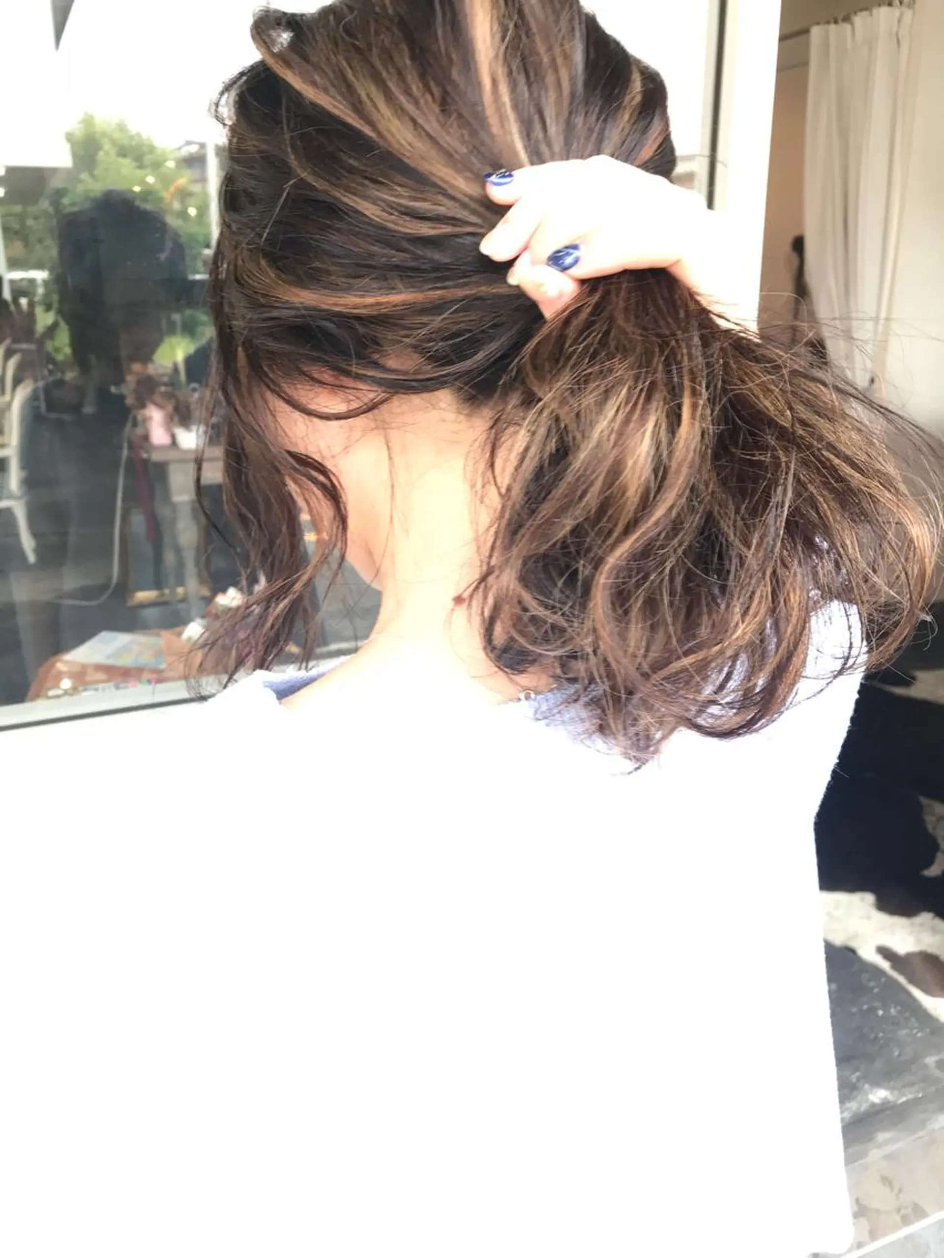 ミディアム カラー ヘアアレンジ お団子ヘア 切りっぱなしボブ バレイヤージュ ブリーチ グラデーションカラー Mariana/ 鶴原-ハイライトのヘアスタイル