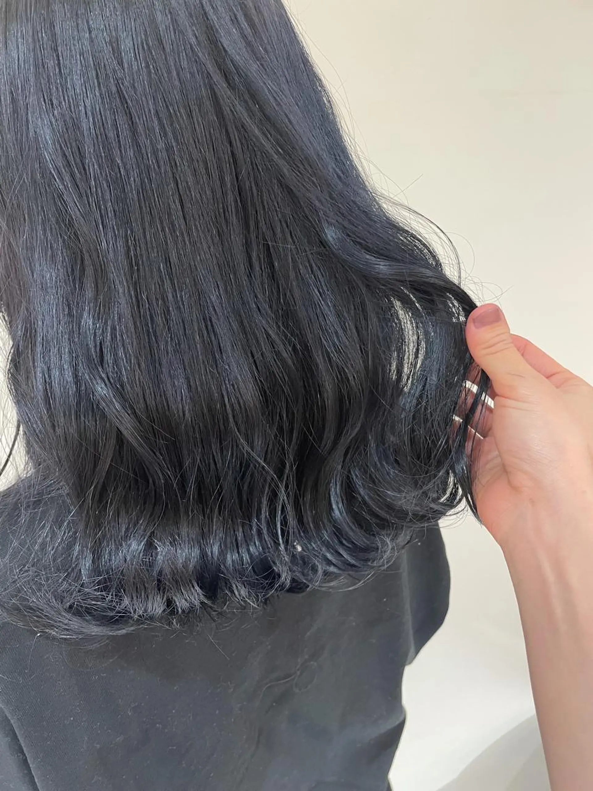 ロング カラー 黒髪 ブリーチ ブルーカラー ブルーブラック ヤマモト マイのヘアスタイル