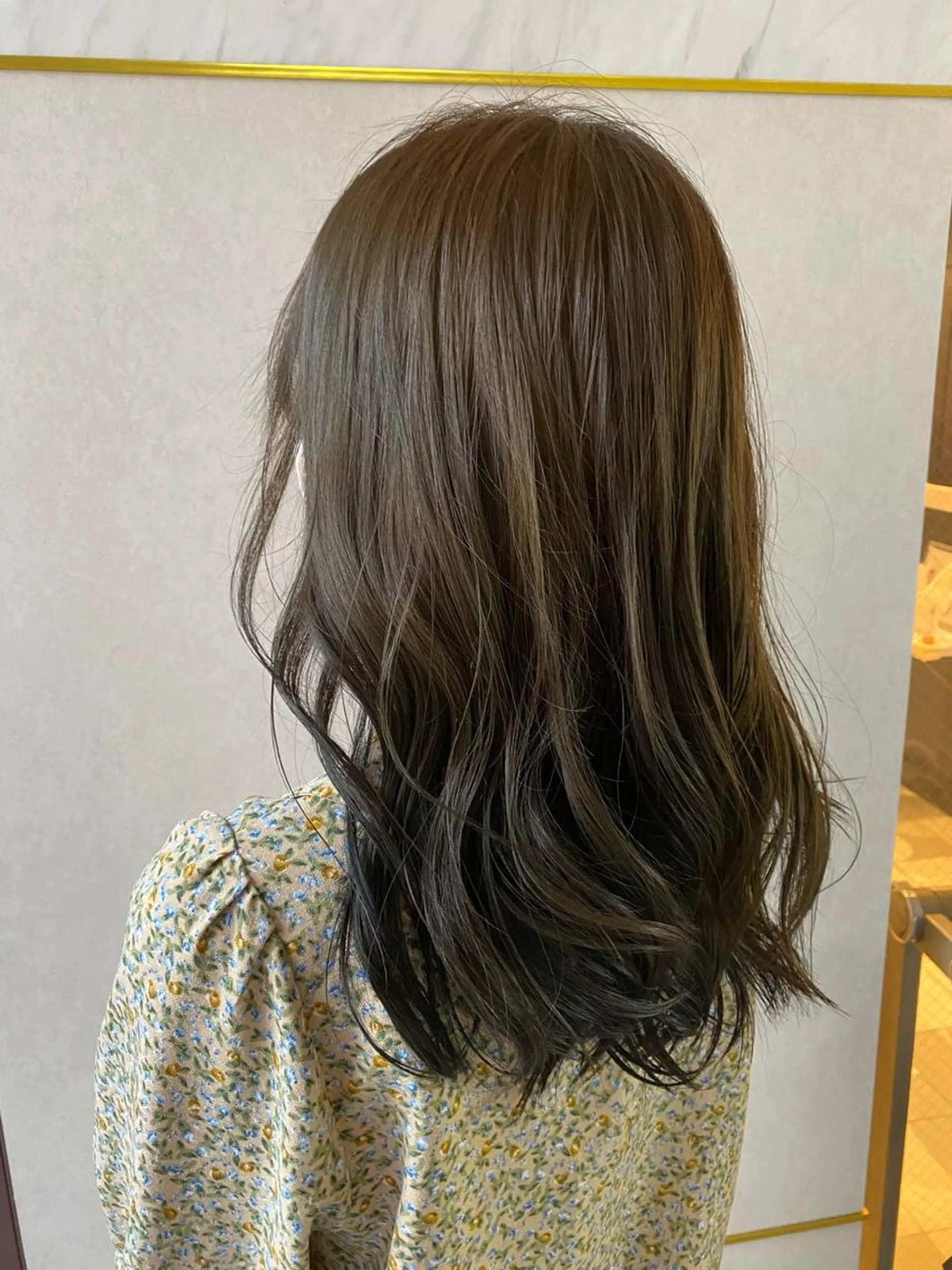 ミディアム 小口 晃のヘアスタイル