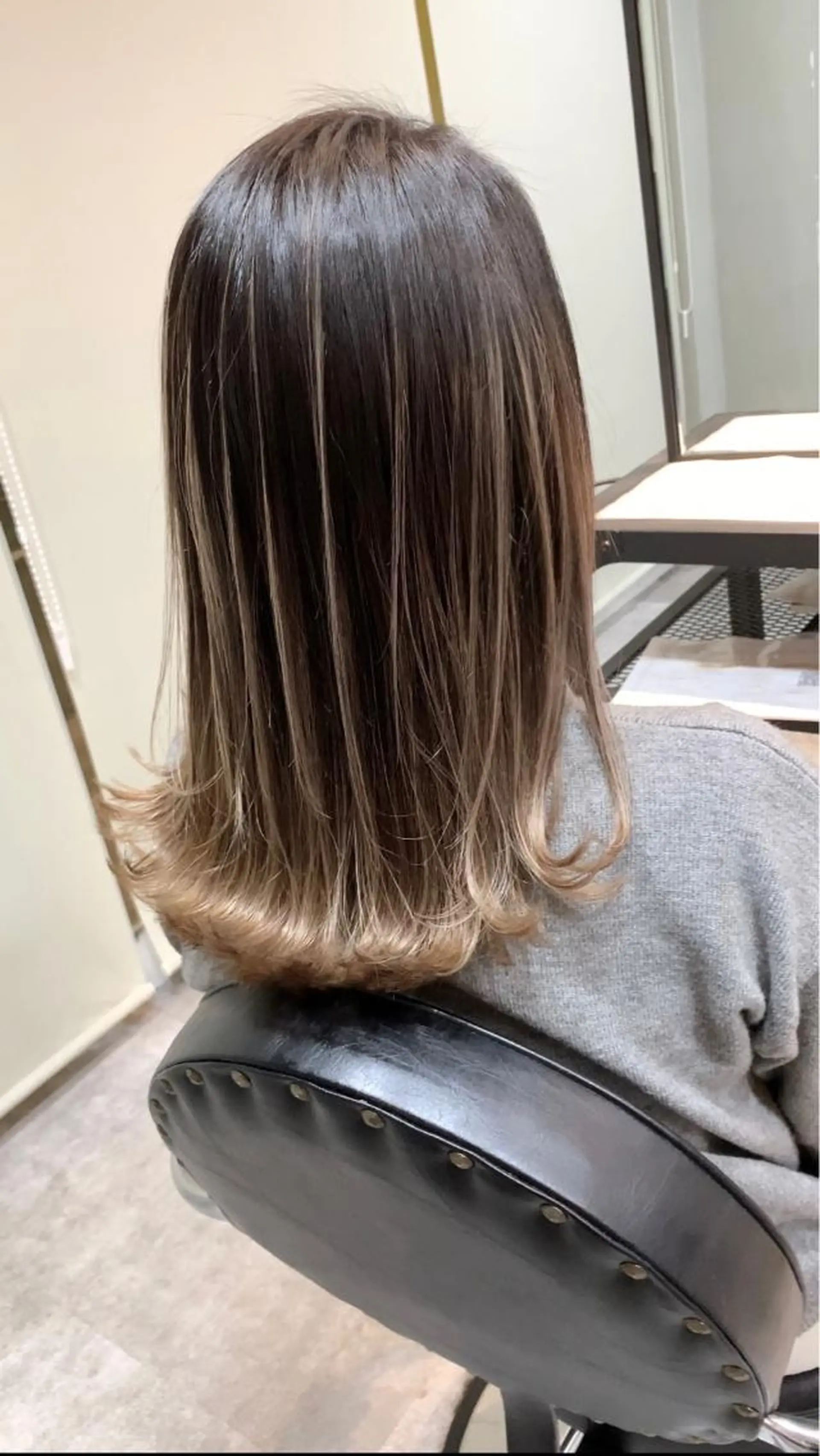 ミディアム カラー リサ tonieのヘアスタイル