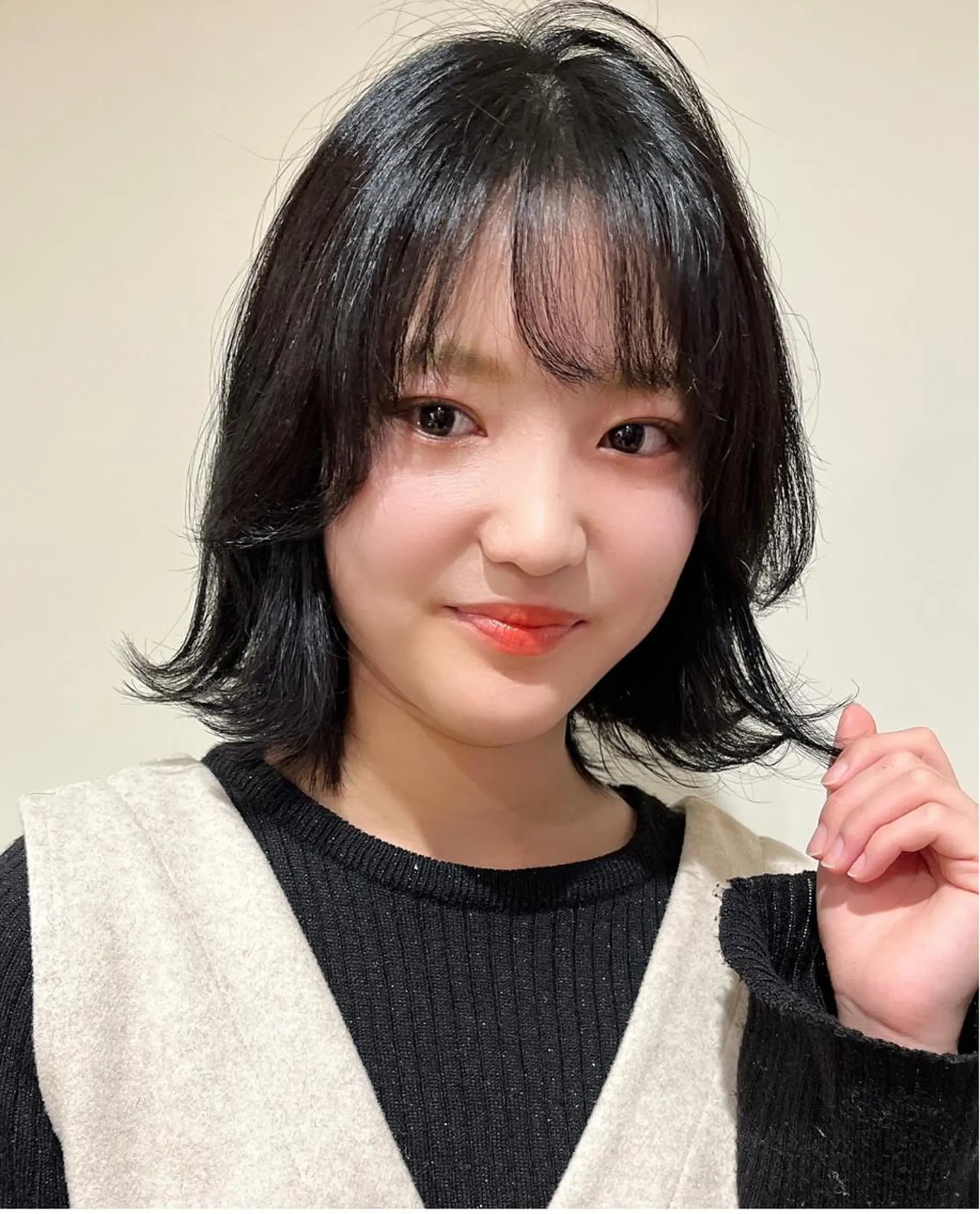 ミディアム カラー ヘアアレンジ 黒髪 ブルーカラー ブルーブラック 外ハネヘア カット ヘアカラー 永井 亜実のヘアスタイル
