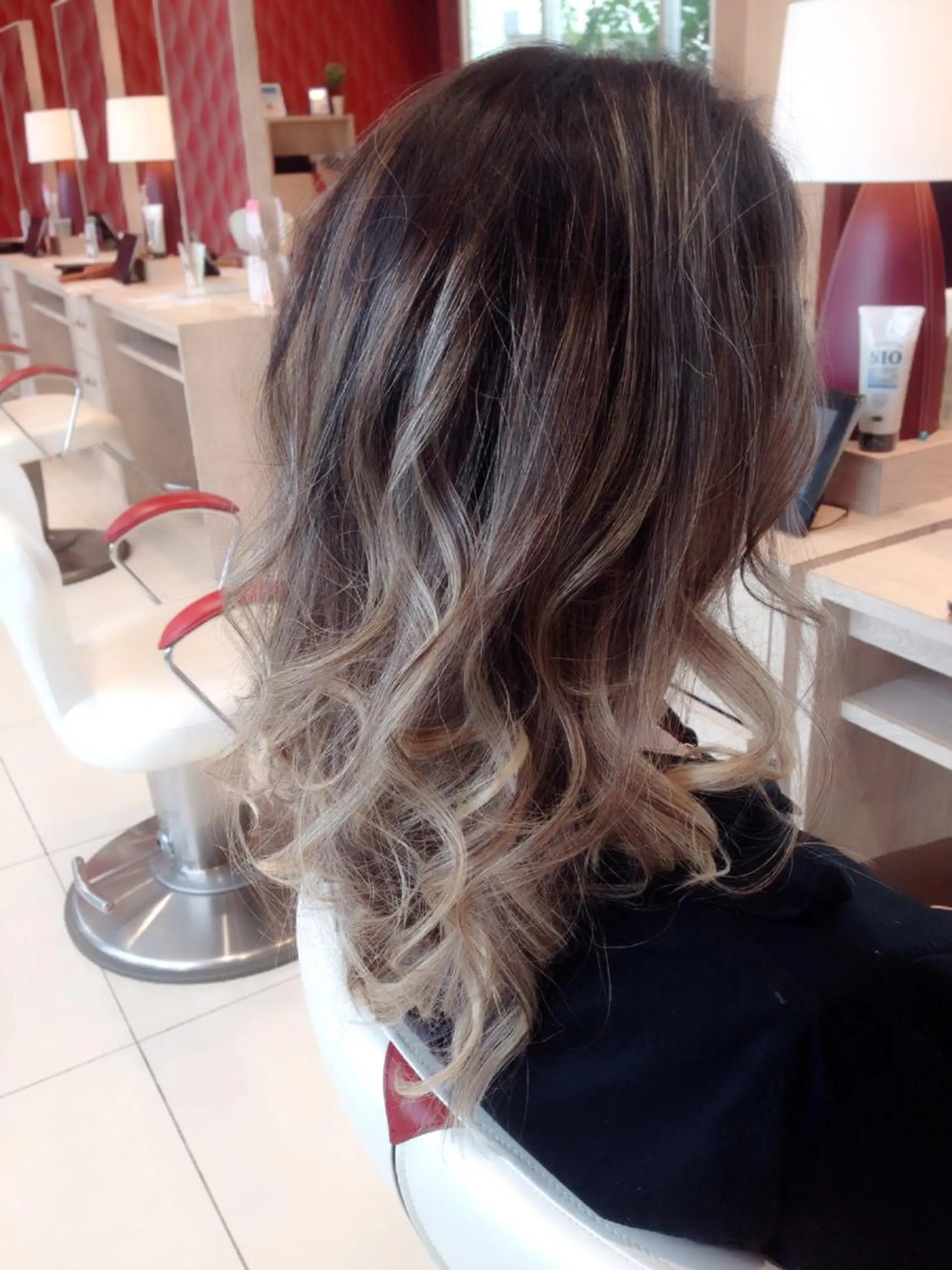 ロング 外国人風カラー レイヤーカット ブリーチ/ハイトーン SERINAのヘアスタイル