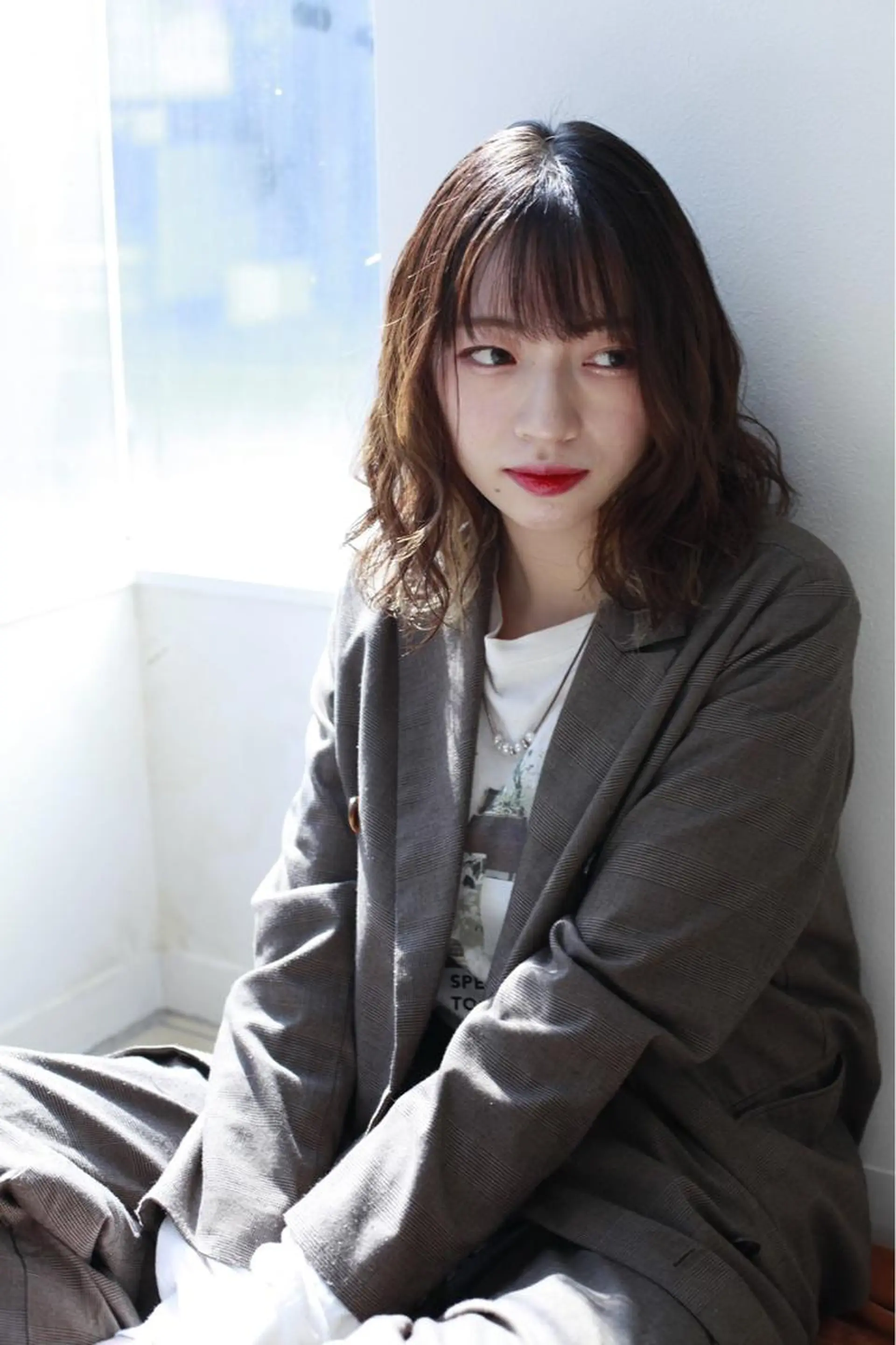 セミロング カラー パーマ 渡部凌我 小顔ウルフ ハイトーンカラーのヘアスタイル