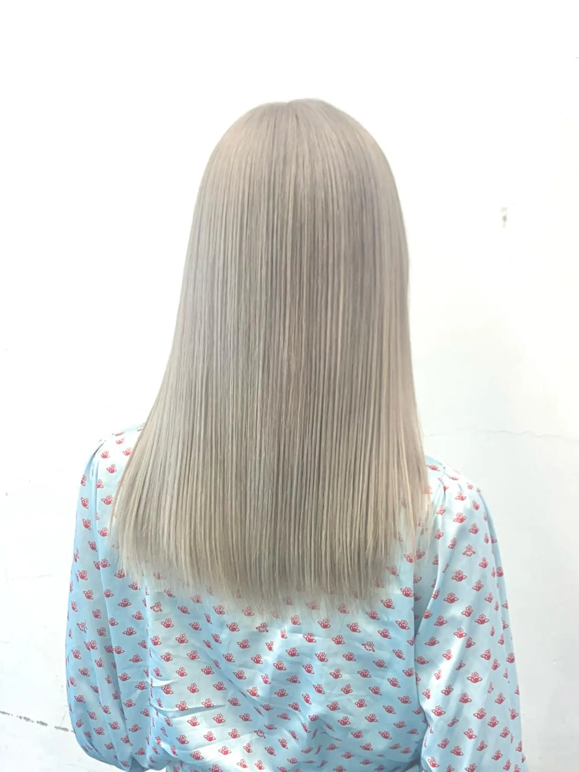 セミロング カラー ヘアアレンジ ブリーチ ブロンド ケアブリーチ ハイトーンカラー シルバー HARU//原宿🤍 リピート率NO.1のヘアスタイル